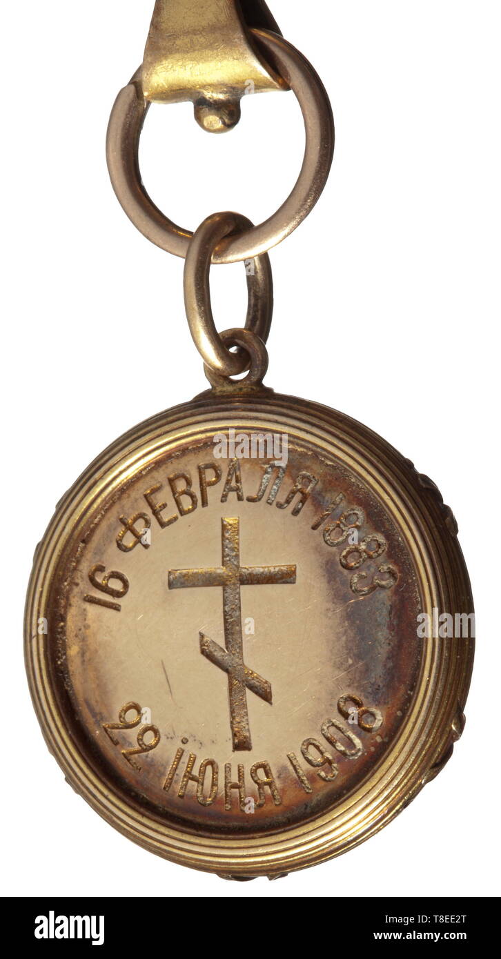 Nicholas Prince Yusupov Felixovich Sumarikov-Elston Count (1883 - 1908) un portrait miniature, la Russie vers 1908/10. Aquarelle et guache sur l'os. Monogramme illisible sur la gauche. Médaillon d'or ci-joint (probablement par Fabergé) avec la vie gravé dates et une boucle de ses cheveux. À armature en laiton doré. L'arrière recouverte de velours. Inscription manuscrite à l'intérieur. Taille de trame avec l'oeil de fixation 7,8 x 5,2 cm. Rare. Travail très finement exécuté. Prétendument de la possession de sa mère la princesse Zinaida Nikolaïevna Youssoupova. Felixovic Additional-Rights Prince Nicolas,-Clearance-Info-Not-Available Banque D'Images