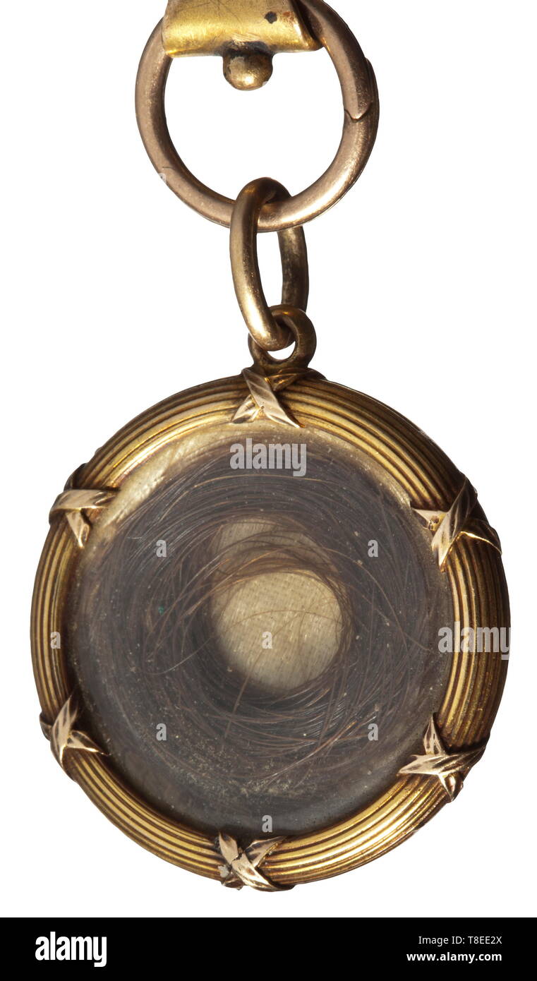 Nicholas Prince Yusupov Felixovich Sumarikov-Elston Count (1883 - 1908) un portrait miniature, la Russie vers 1908/10. Aquarelle et guache sur l'os. Monogramme illisible sur la gauche. Médaillon d'or ci-joint (probablement par Fabergé) avec la vie gravé dates et une boucle de ses cheveux. À armature en laiton doré. L'arrière recouverte de velours. Inscription manuscrite à l'intérieur. Taille de trame avec l'oeil de fixation 7,8 x 5,2 cm. Rare. Travail très finement exécuté. Prétendument de la possession de sa mère la princesse Zinaida Nikolaïevna Youssoupova. Felixovic Additional-Rights Prince Nicolas,-Clearance-Info-Not-Available Banque D'Images