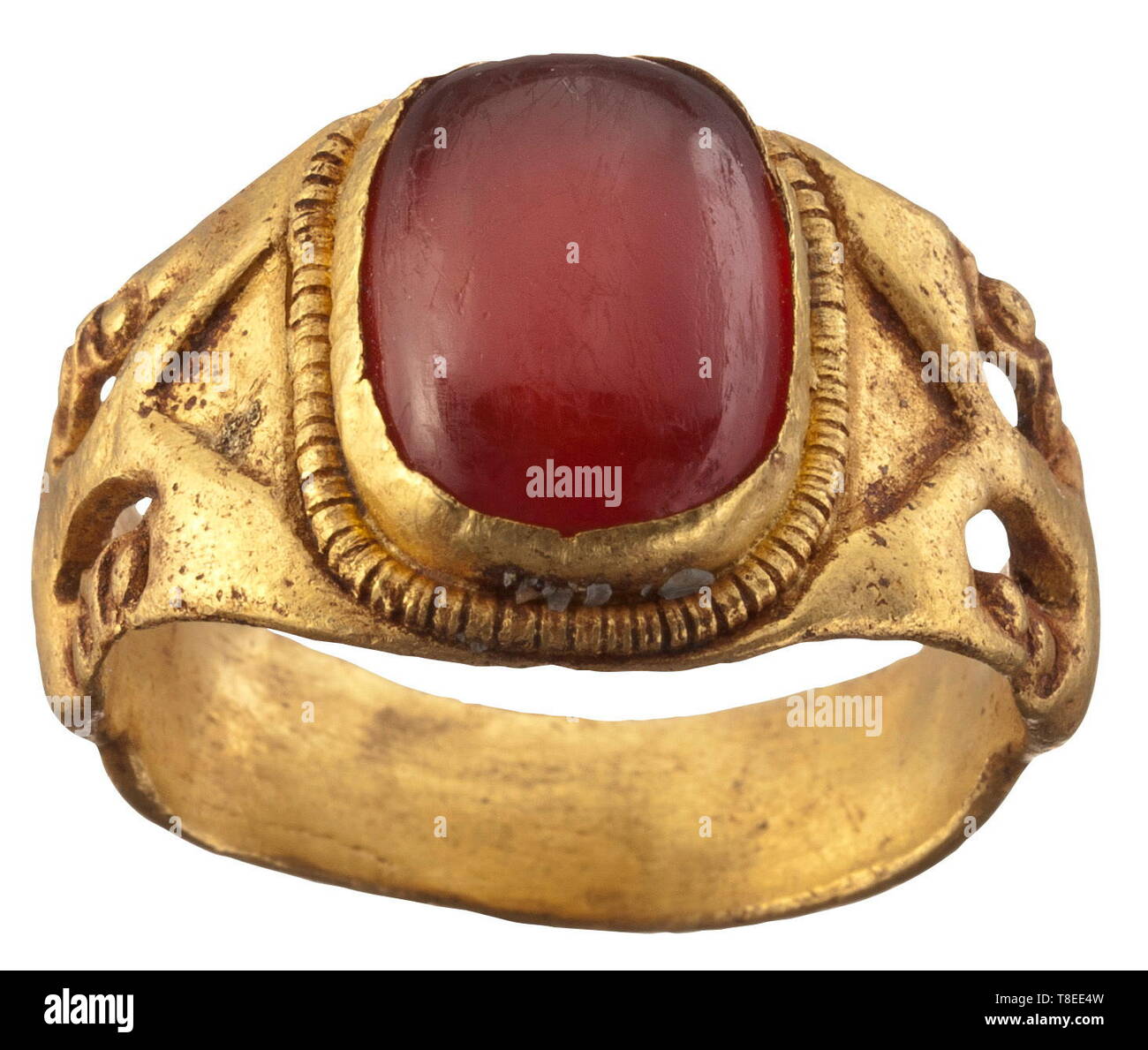 Un anneau d'or Byzantine de verre 5ème/6ème siècle. Avec anneau d'or, large et ornementés géométriquement la queue ajourée. Pierre de verre rouge dans une boîte-cadre en forme avec l'ossature en cordée. Largeur 2,4 cm, poids 14,2 g. Provenance : Collection privée, Allemagne du Sud des années 1970 et plus tard. Historique, contexte historique, ancien monde, Additional-Rights Clearance-Info-Not-Available- Banque D'Images