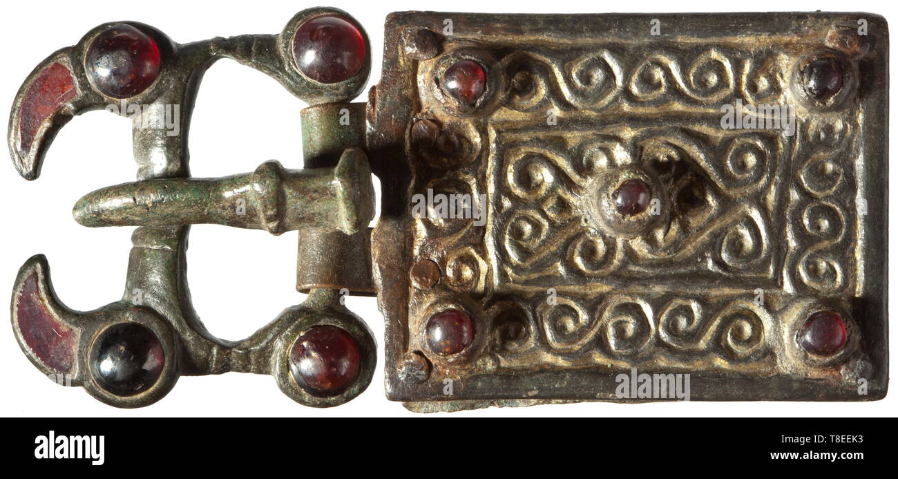 Une boucle de ceinture Ostrogoth 5ème/6ème siècle. Grande boucle ceinture  fabriqués en bronze à patine verte. La boucle en forme de têtes d'aigle  stylisé avec cabochons d'almandin et incrustations. Ceinture avec plaque