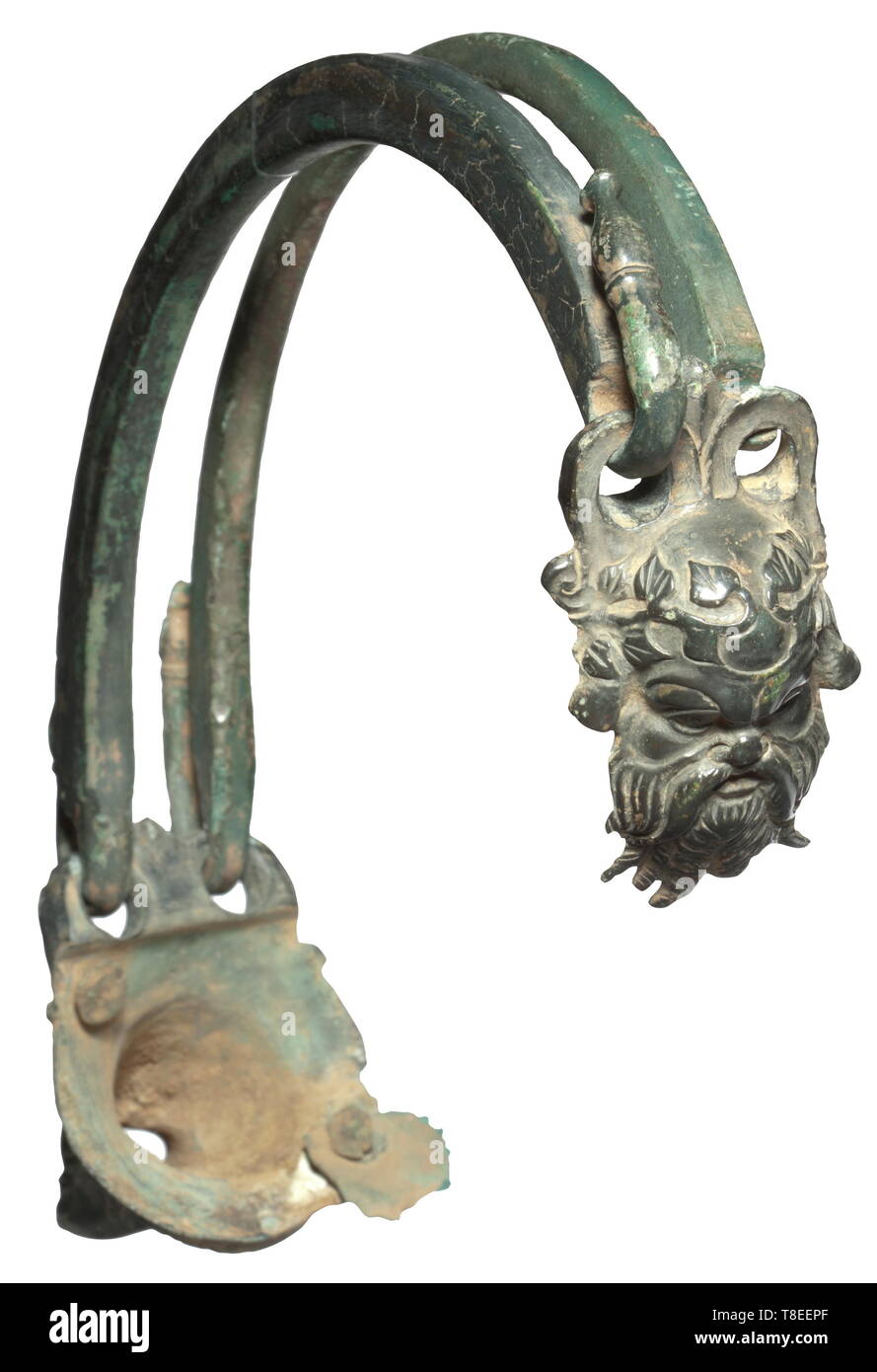Un Grec situle poignée, 4e siècle avant J.-C. Bronze avec patine verte. Chambre Double, demi-cercle sous caution avec des extrémités qui sont courbes et compensée par la gaine. Un bec en forme de tête de lion attaché à un côté avec deux boucles sur le dessus, l'autre côté avec une tête de silène délicatement travaillé en demi-relief. Un bail fin cassé, le pourtour du bec un peu fêlé. Largeur de la caution 20,7 cm. Provenance : Collection privée, Allemagne du Sud des années 1970 et plus tard. Historique, contexte historique, monde antique, l'antiquité grecque, Hellas, ancien monde, Additional-Rights Clearance-Info-Not-Available- Banque D'Images Un Grec situle poignée, 4e siècle avant J.-C. Bronze avec patine verte. Chambre Double, demi-cercle sous caution avec des extrémités qui sont courbes et compensée par la gaine. Un bec en forme de tête de lion attaché à un côté avec deux boucles sur le dessus, l'autre côté avec une tête de silène délicatement travaillé en demi-relief. Un bail fin cassé, le pourtour du bec un peu fêlé. Largeur de la caution 20,7 cm. Provenance : Collection privée, Allemagne du Sud des années 1970 et plus tard. Historique, contexte historique, monde antique, l'antiquité grecque, Hellas, ancien monde, Additional-Rights Clearance-Info-Not-Available- Banque D'Images