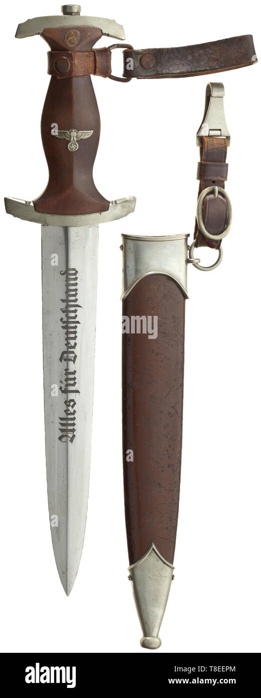 Une dague SA service naval M 33 - un prix d'honneur de la 1ère réunion 1935 Nordmark bien préservé avec lame gravée la devise, l'avers avec bouilloire Gustav Voss, Solingen et dévouement "1. Nordmark-Treffen 25.-26. Mai 1935, Kiel'. Nickel silver grip agencement, la Garde côtière canadienne "poing Nm' et 'Mar.Br. 4/1435'. Poignée en bois brun avec l'encart nickel silver eagle et émaillé SA emblème, fourreau en acier bruni avec raccords nickel silver, le médaillon de même marqués 'Mar.br.4/1435'. Cintre en cuir brun. Longueur 38 cm. Un très rare honneur prix de sa 4e Brigade de marines, à Kiel. La nic, Editorial-Use-seulement Banque D'Images