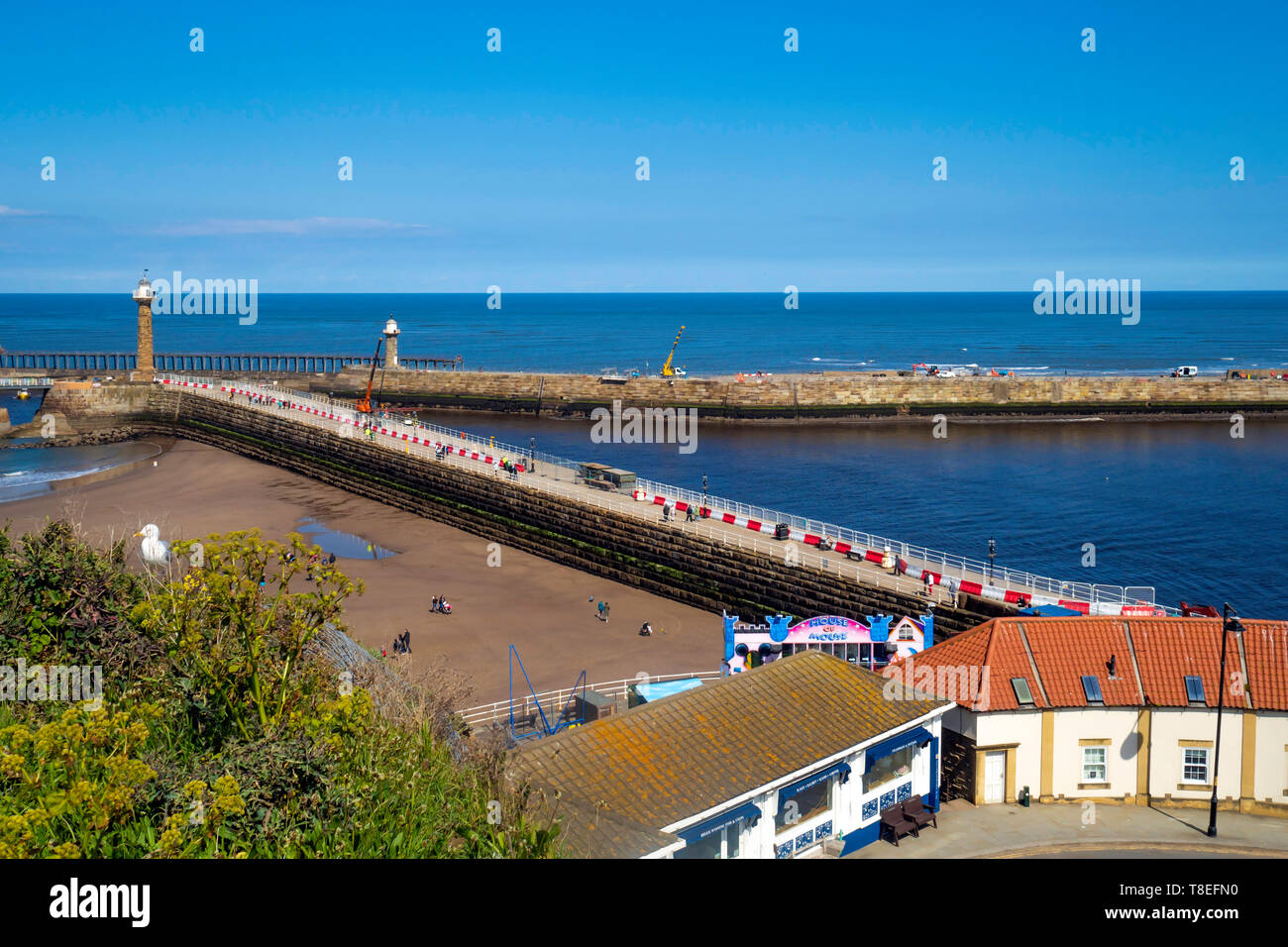 Whitby piles en pierre en mai 2019 avec des réparations en cours sur la maçonnerie endommagée Banque D'Images