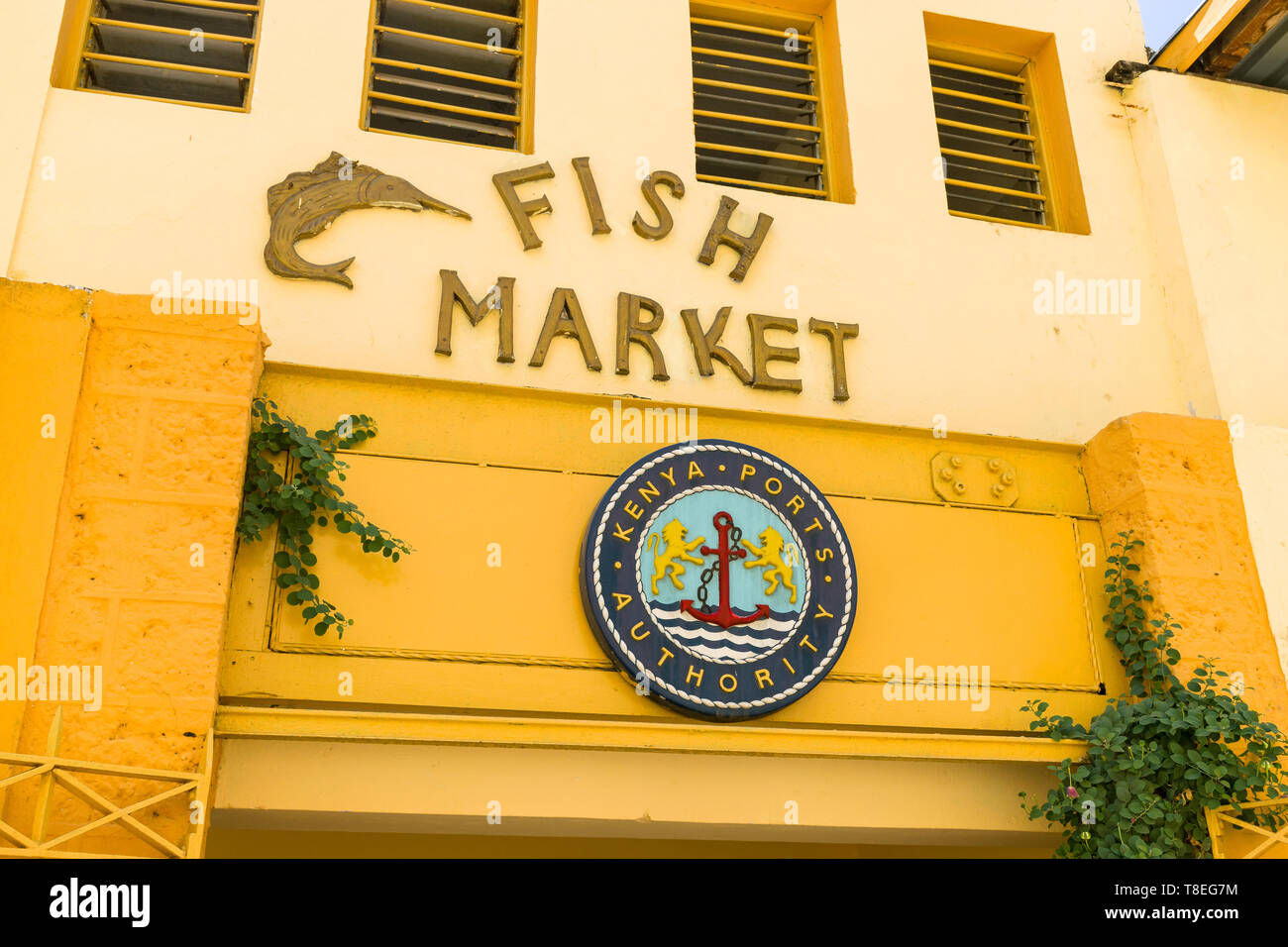 Signe pour le marché du poisson au-dessus d'un Kenya Ports Authority emblème sur le bâtiment extérieur, Mombasa, Kenya Banque D'Images