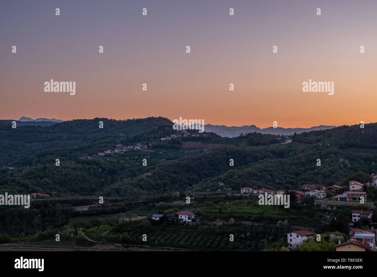 Vue depuis la tour d'observation Gonjače sur le vignoble hills de village Vrhovlje pri Kojskem au lever du soleil sur la montagne le parc national du Triglav en Slovénie Banque D'Images