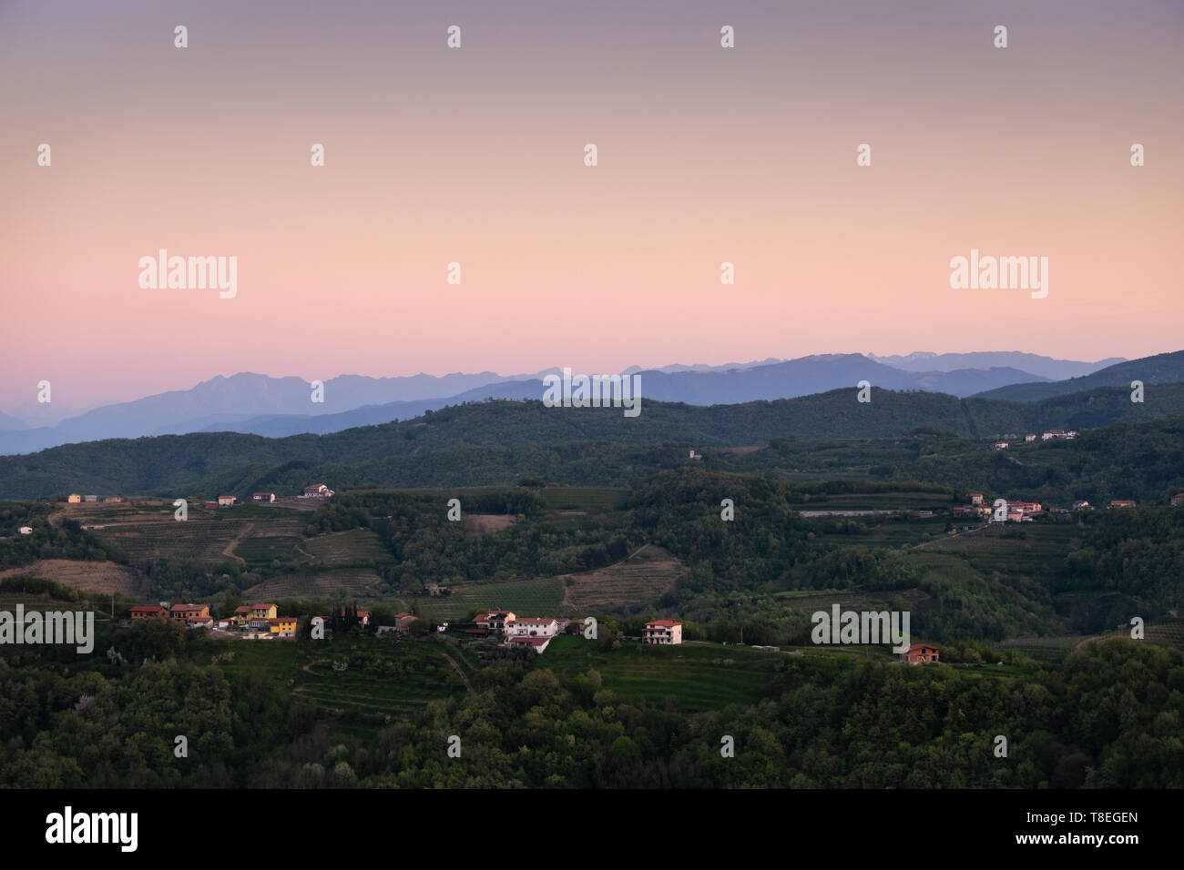 Vue depuis la tour d'observation Gonjače sur le vignoble hills village de Vedrijan au lever du soleil sur les Alpes Juliennes avec mountain Matajur Banque D'Images