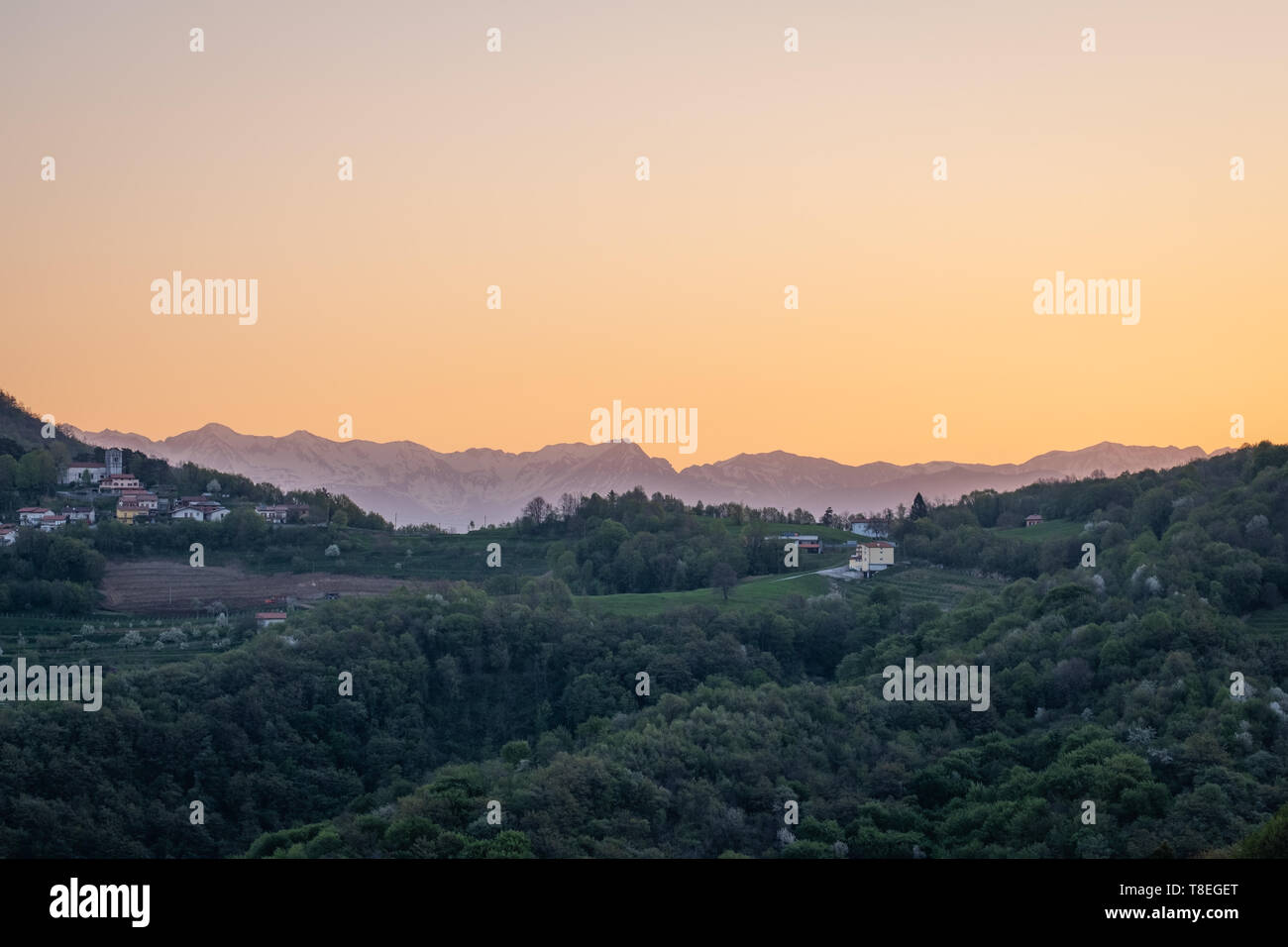 Vue depuis la tour d'observation Gonjače sur le vignoble hills de village Vrhovlje pri Kojskem au lever du soleil sur la montagne le parc national du Triglav en Slovénie Banque D'Images