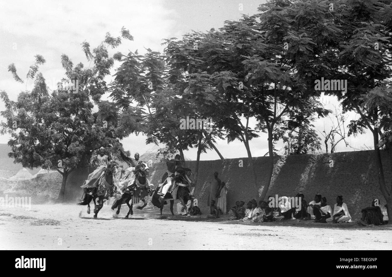 La tribu africaine des chevaux de course au Cameroun Afrique village 1959 Banque D'Images