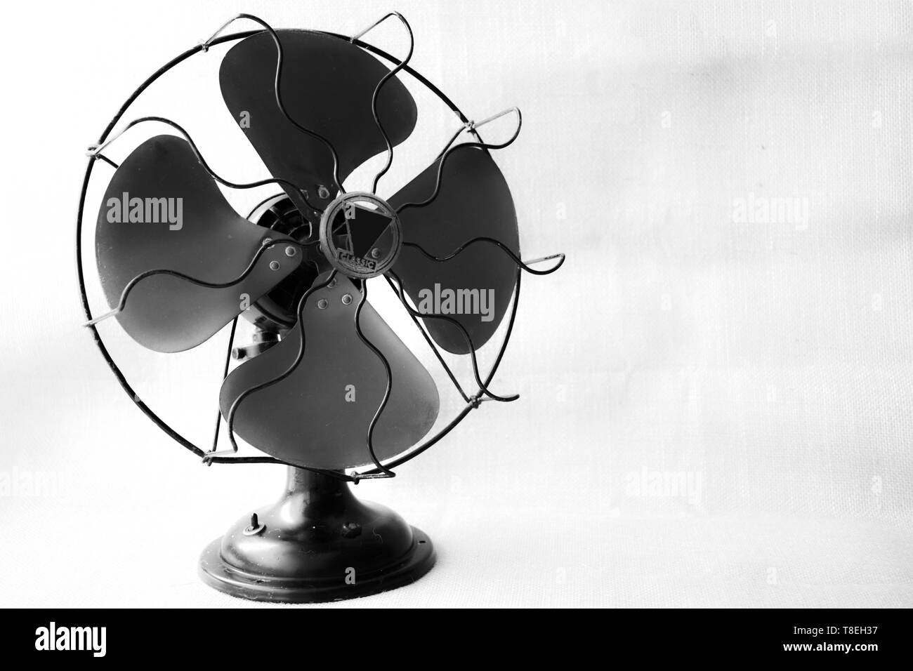 Ventilateur Vintage iron arrière-plan. 50s. Arrivée de l'été et le soulagement de la chaleur. refroidir l'air. Climatisation. composition photographique. Banque D'Images