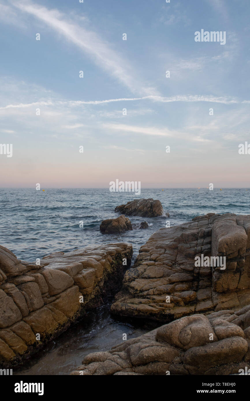Vue de la falaise et la mer au coucher du soleil d'été. Les roches, de sable et de la mer sur la Costa Brava de Catalogne Banque D'Images