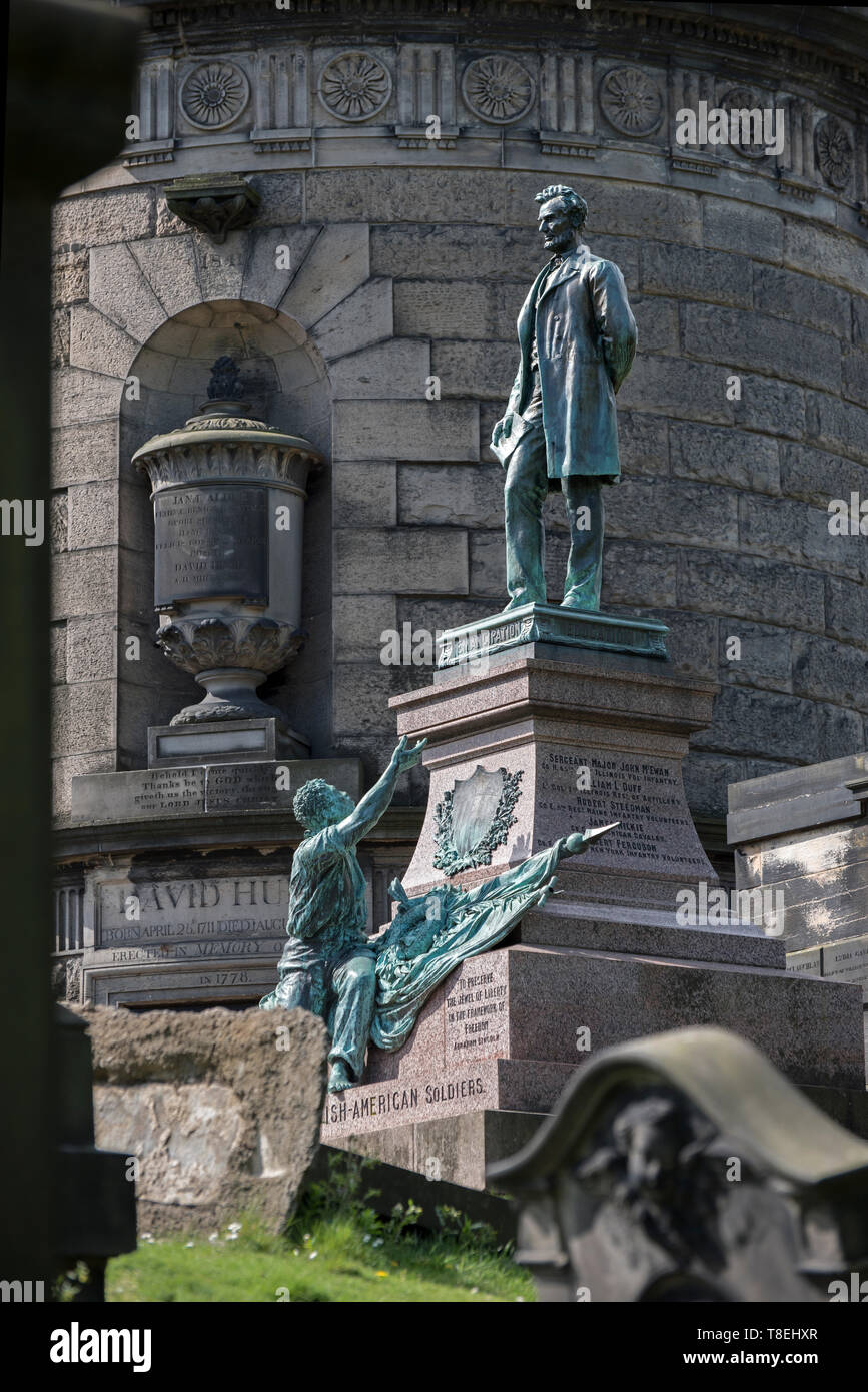 La tombe de David Hume à côté du monument à Scottish-Americans qui ont combattu dans la guerre civile américaine dans le vieux cimetière de Calton, Édimbourg, Écosse, Royaume-Uni. Banque D'Images