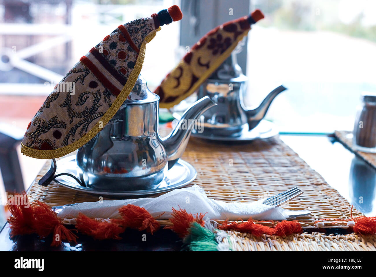 Thé marocain à la menthe et le sucre dans un verre sur une plaque de cuivre avec une bouilloire. Maroc Banque D'Images