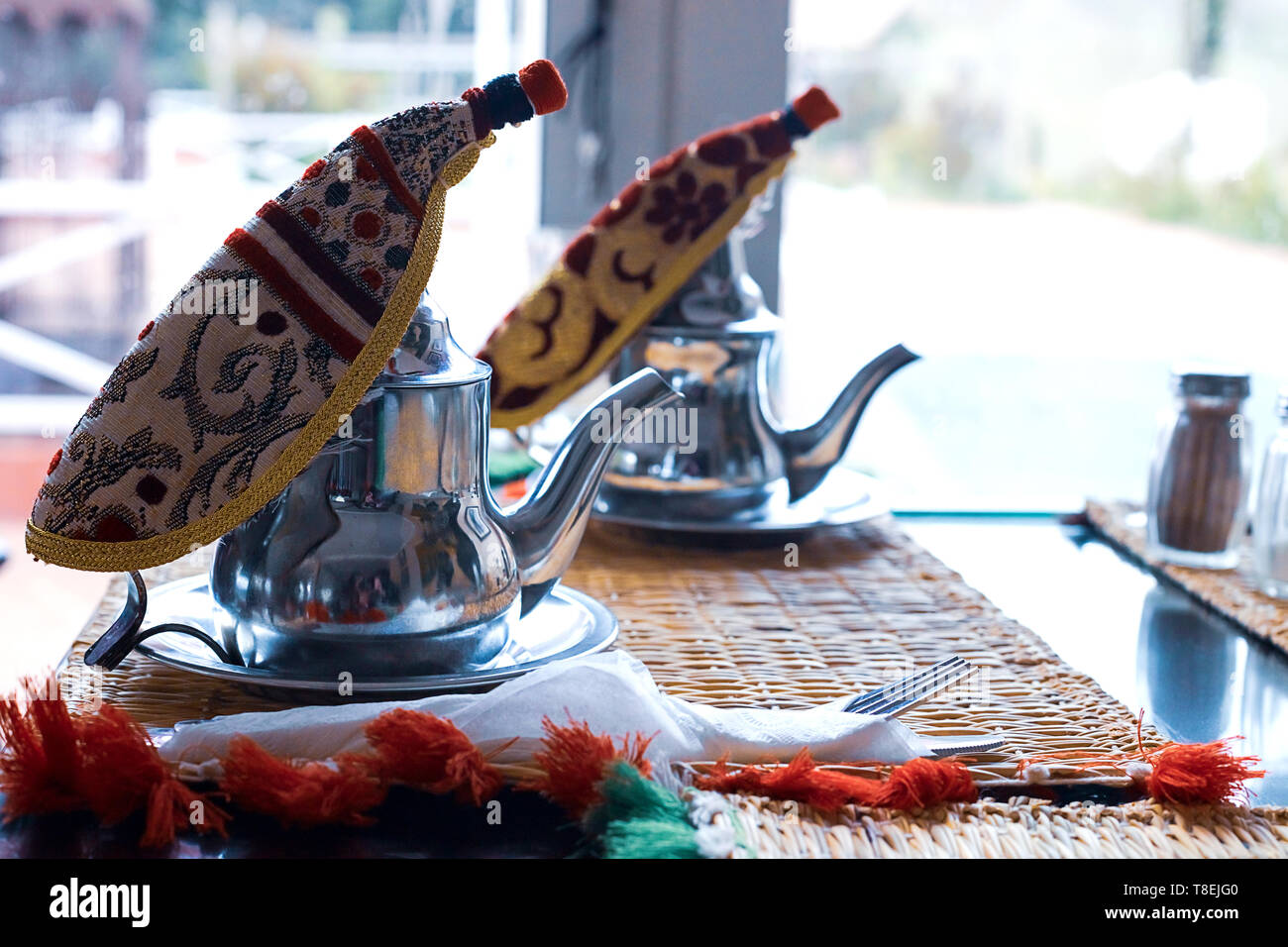 Thé marocain à la menthe et le sucre dans un verre sur une plaque de cuivre avec une bouilloire. Maroc Banque D'Images