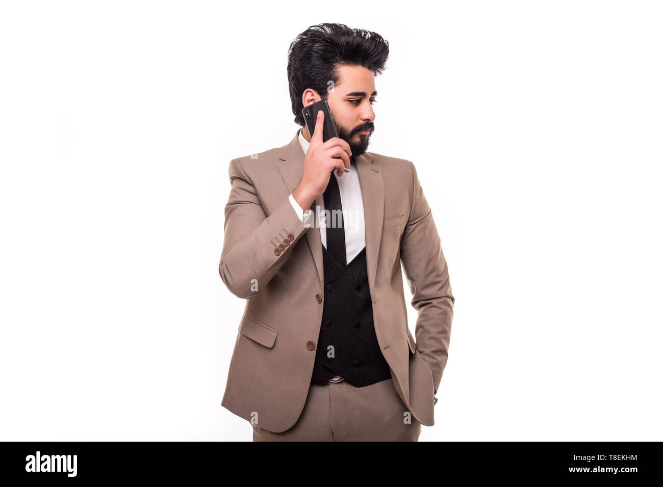 Les jeunes heureux homme d'affaires arabe sur le téléphone mobile isolé sur fond blanc Banque D'Images