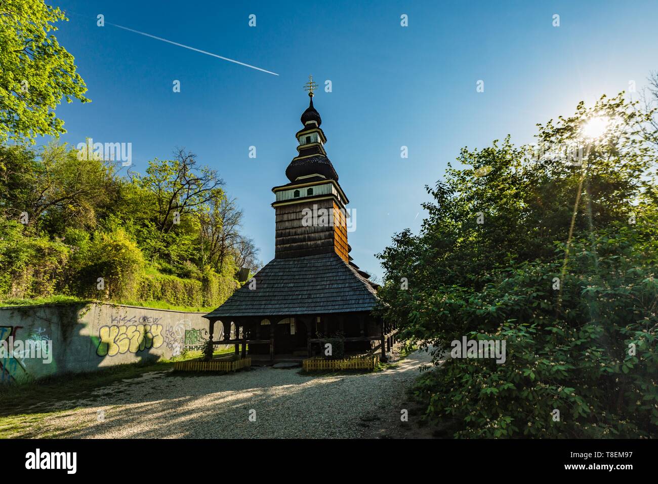 Prague, République tchèque - Le 22 avril 2019 - Église de l'Archange Michael construit au 18e siècle avec toit en bardeaux de bois de sciage, Kinsky Garden. Banque D'Images