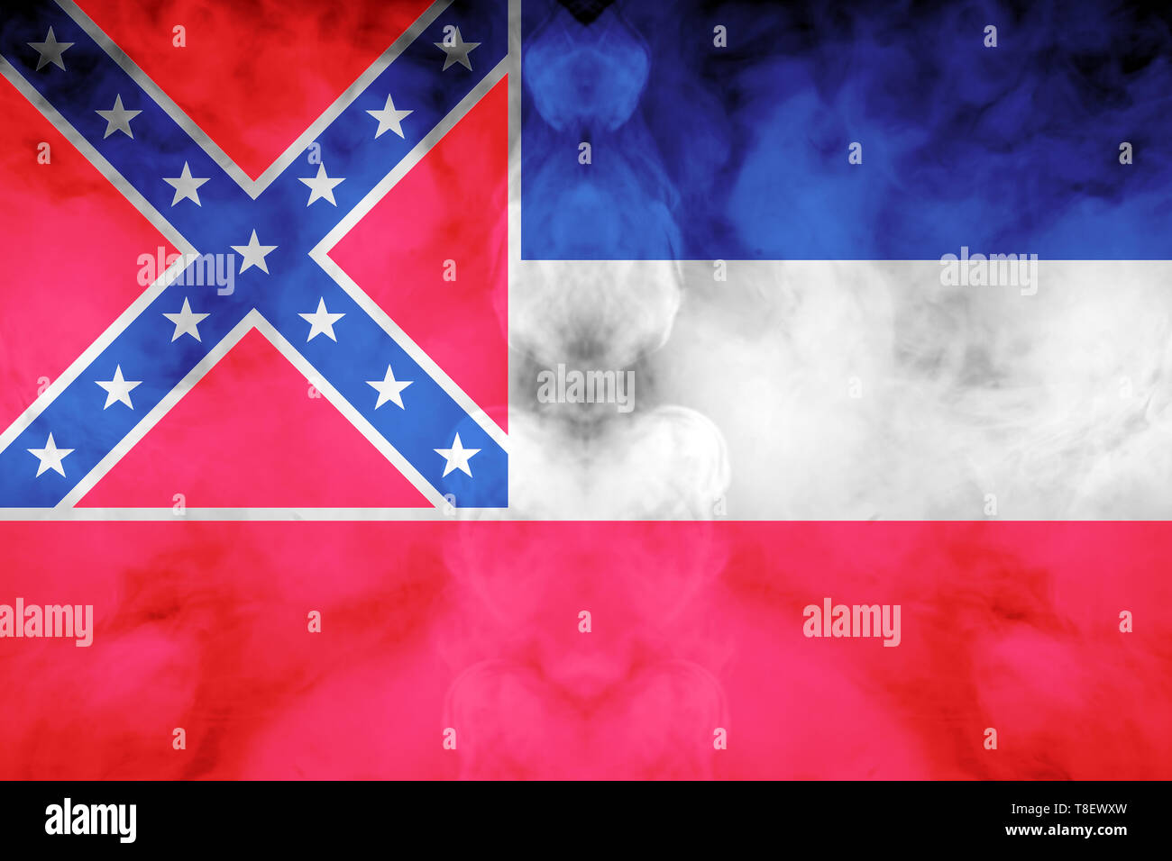 Le drapeau national de l'Etat américain dans le Mississippi contre une fumée grise le jour de l'indépendance en différentes couleurs de bleu rouge et jaune. Partis politiques Banque D'Images