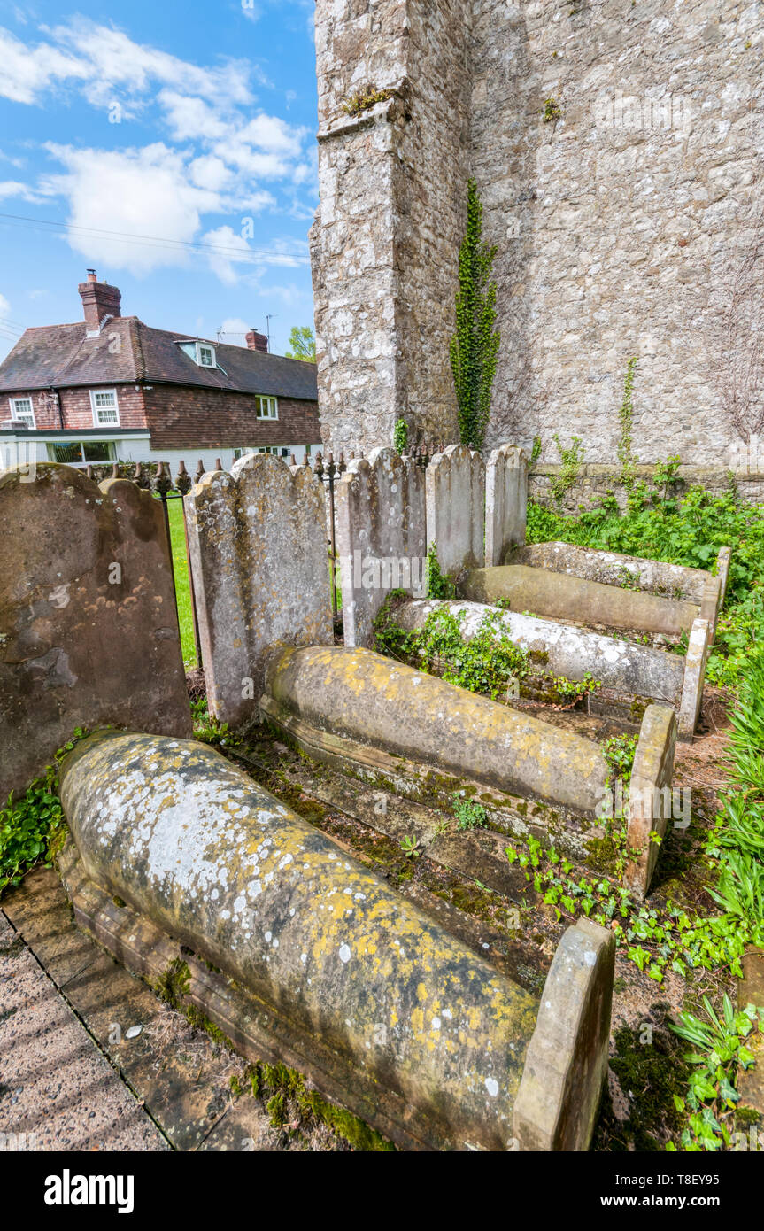 Kentish typiques tombes en forme de cercueil d'une même famille dans le cimetière de St George's Church, Ivychurch sur Romney Marsh. Banque D'Images
