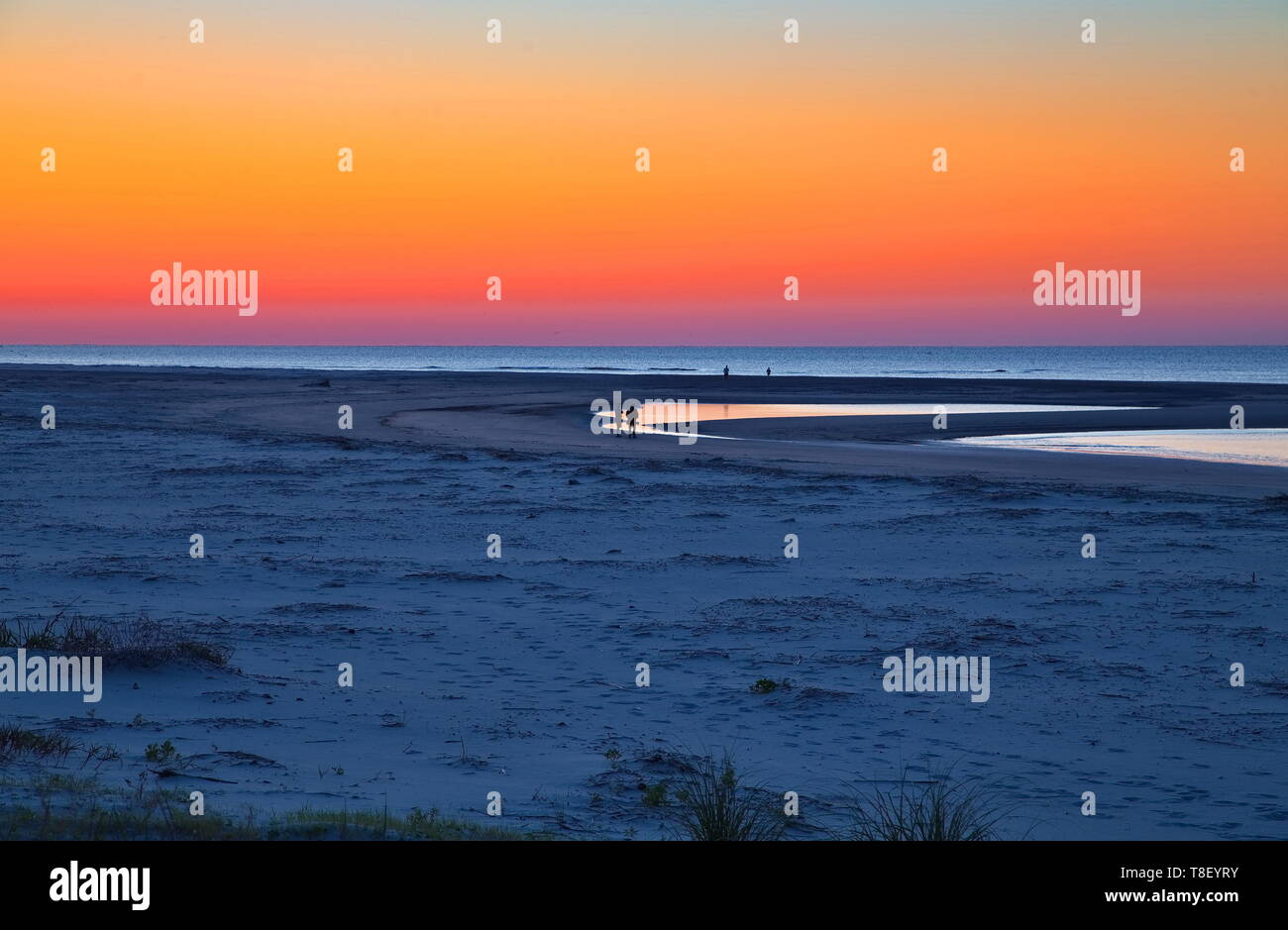 Heure bleue sous plage Sunrise Orange Banque D'Images
