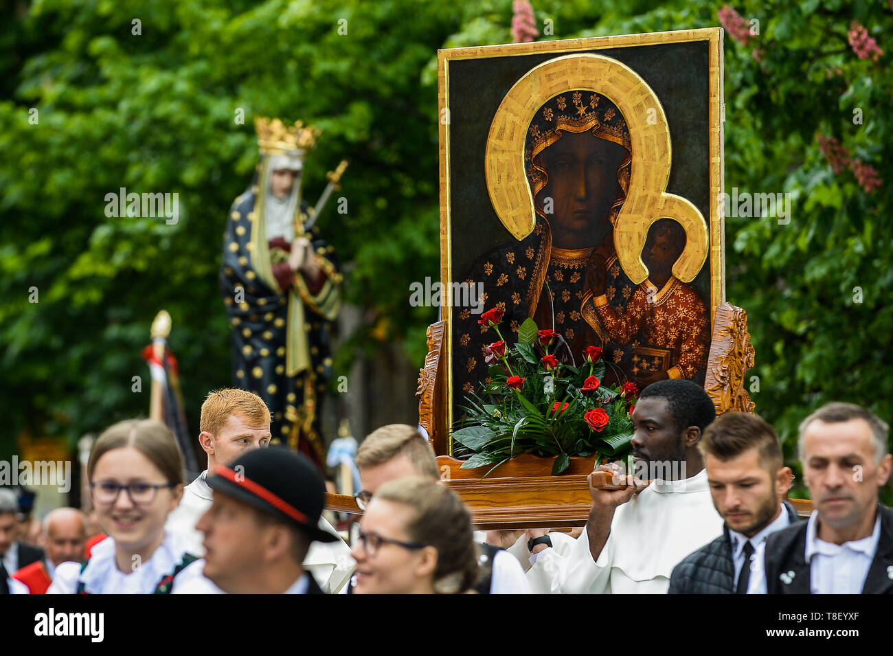 Les membres de l'Eglise catholique polonaise a porté la Vierge noire de  Czestochowa tableau pendant la procession. L'honneur de Saint Stanislas de  Szczepanow a été un évêque de Cracovie au cours de