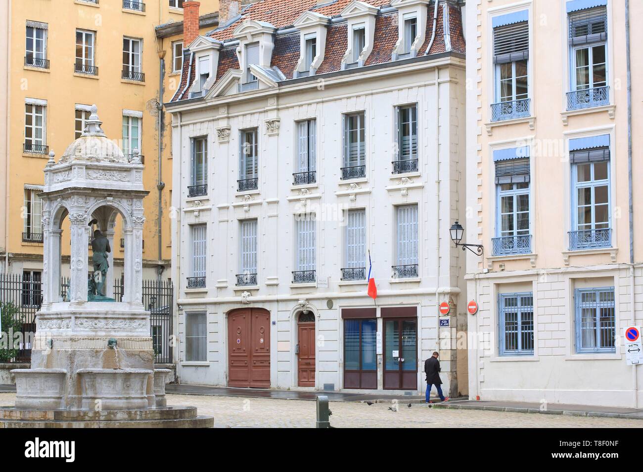 France, Rhône, Lyon, 5ème arrondissement, classé au Patrimoine Mondial par l'UNESCO, quartier Saint Jean, Place Saint Jean (le plus ancien de la ville) avec sa fontaine 1844 Banque D'Images