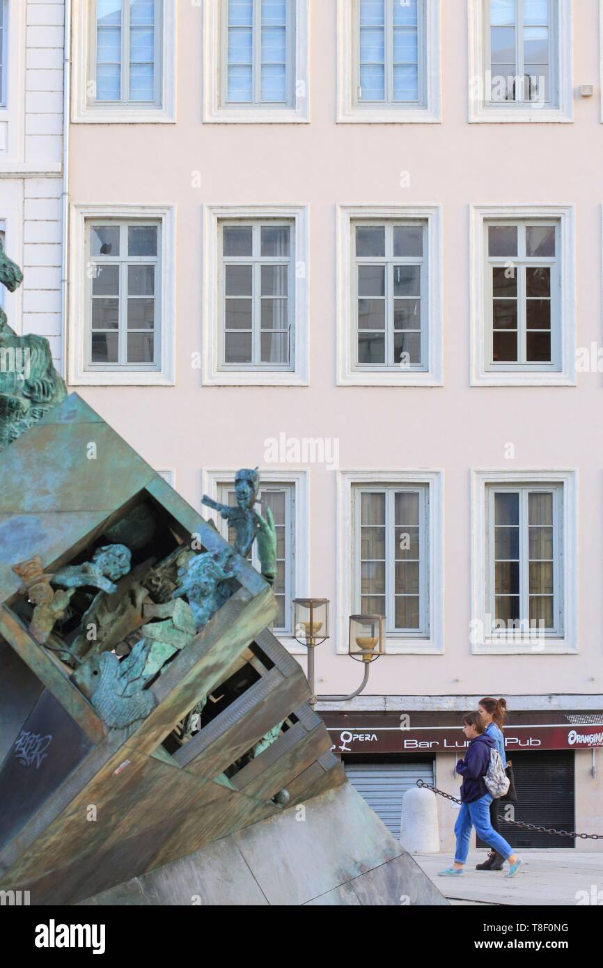 France, Rhône, Lyon, place Louis Pradel (1er arrondissement), la sculpture Pyramide de la histoire de Lyon conçu par l'artiste français Ipousteguy Banque D'Images