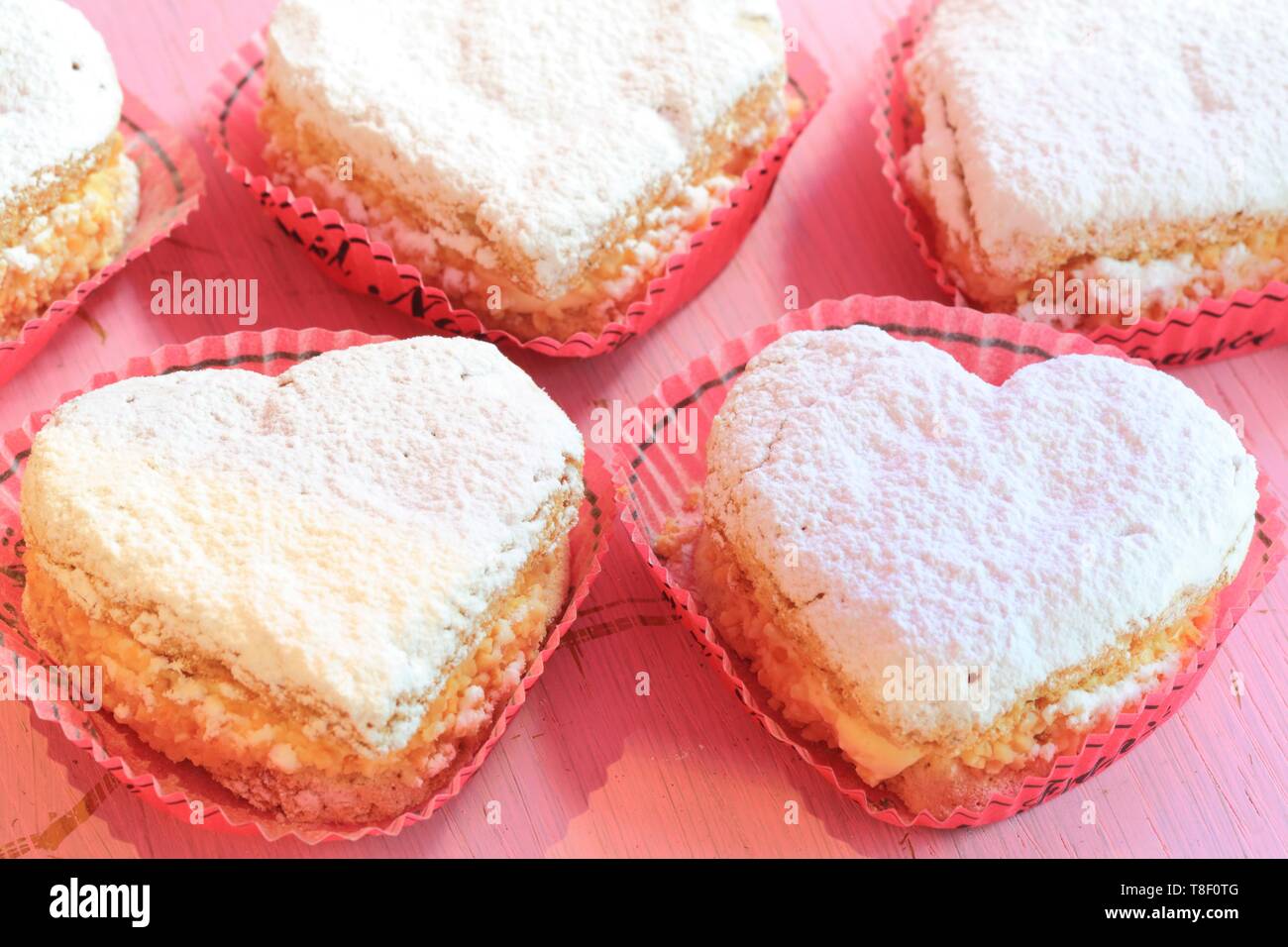 France Saone Et Loire Macon Patisserie De La Barre Des Gateaux En Forme De Coeur Ideal Maconnais Photo Stock Alamy