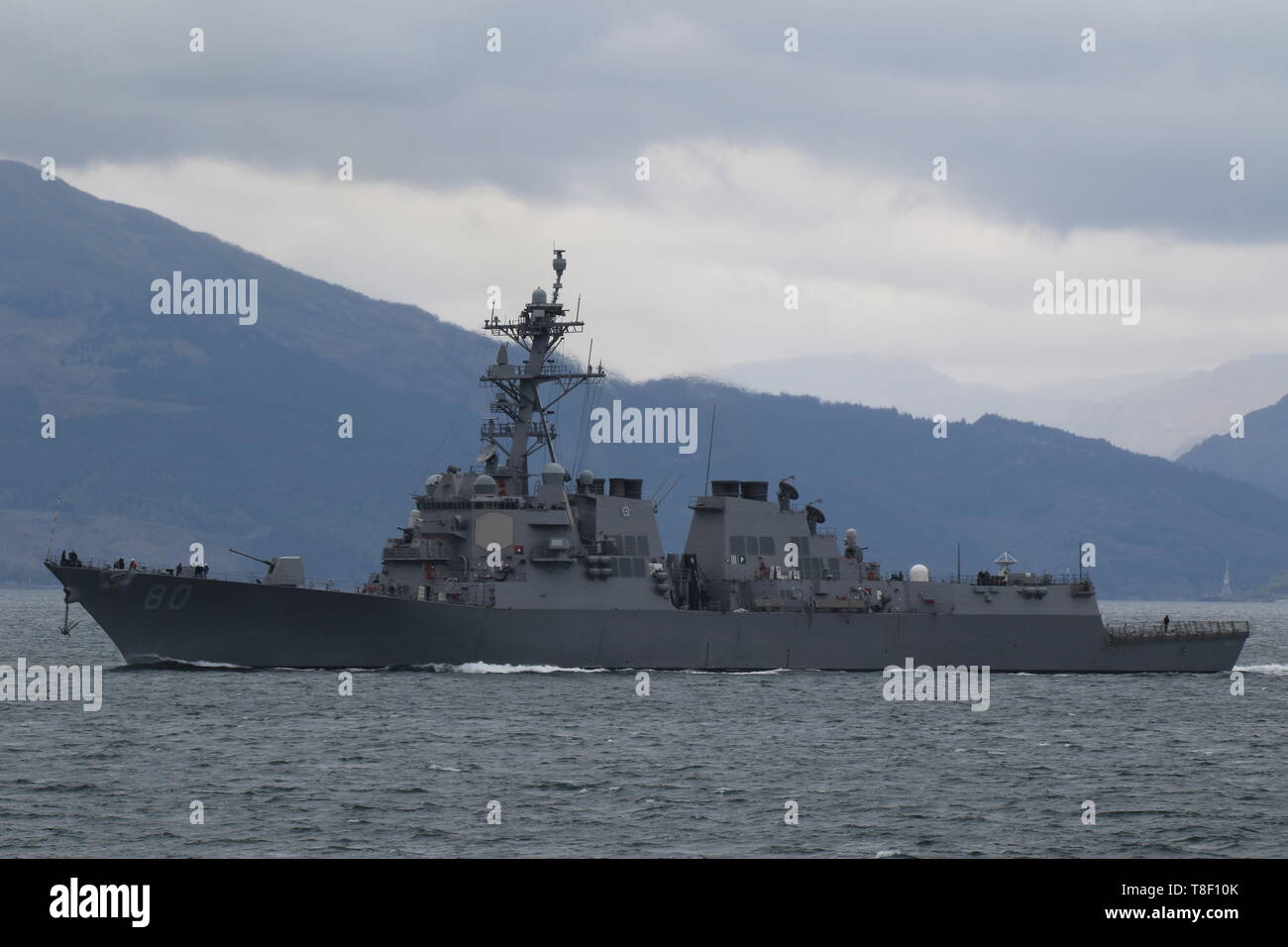 USS Roosevelt (DDG-80), un destroyer de classe Arleigh Burke exploité par la US Navy, passant Gourock au début de l'exercice 2019 Bouclier formidable. Banque D'Images