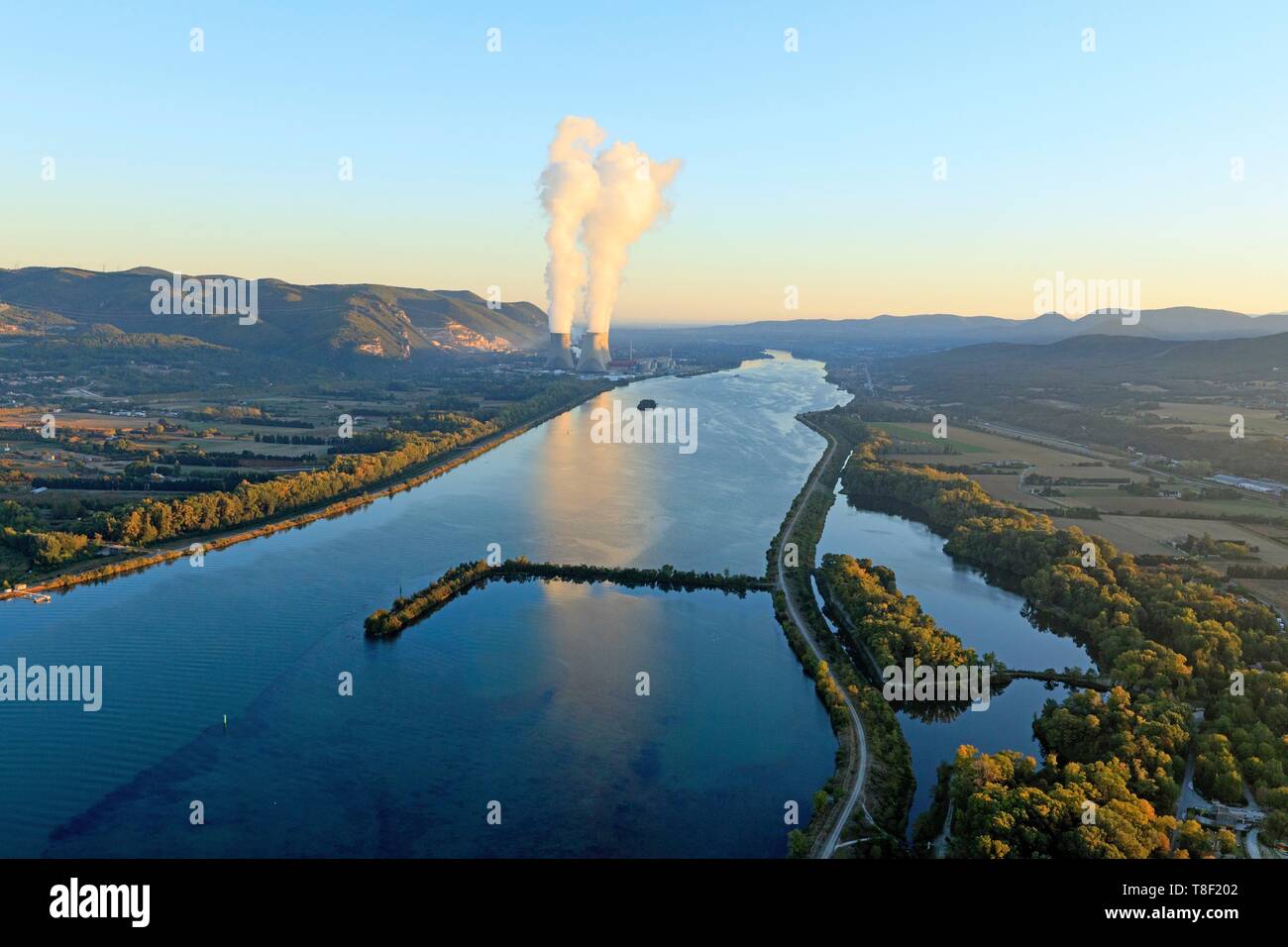 La France, l'Ardèche, Montélimar, Rochemaure barrage sur le Rhône, Cruas Meysse nuclear power station en arrière-plan (vue aérienne) Banque D'Images