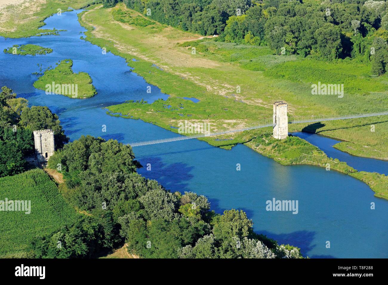 La France, l'Ardèche, Rochemaure, la passerelle sur le Rhône, en aval ...