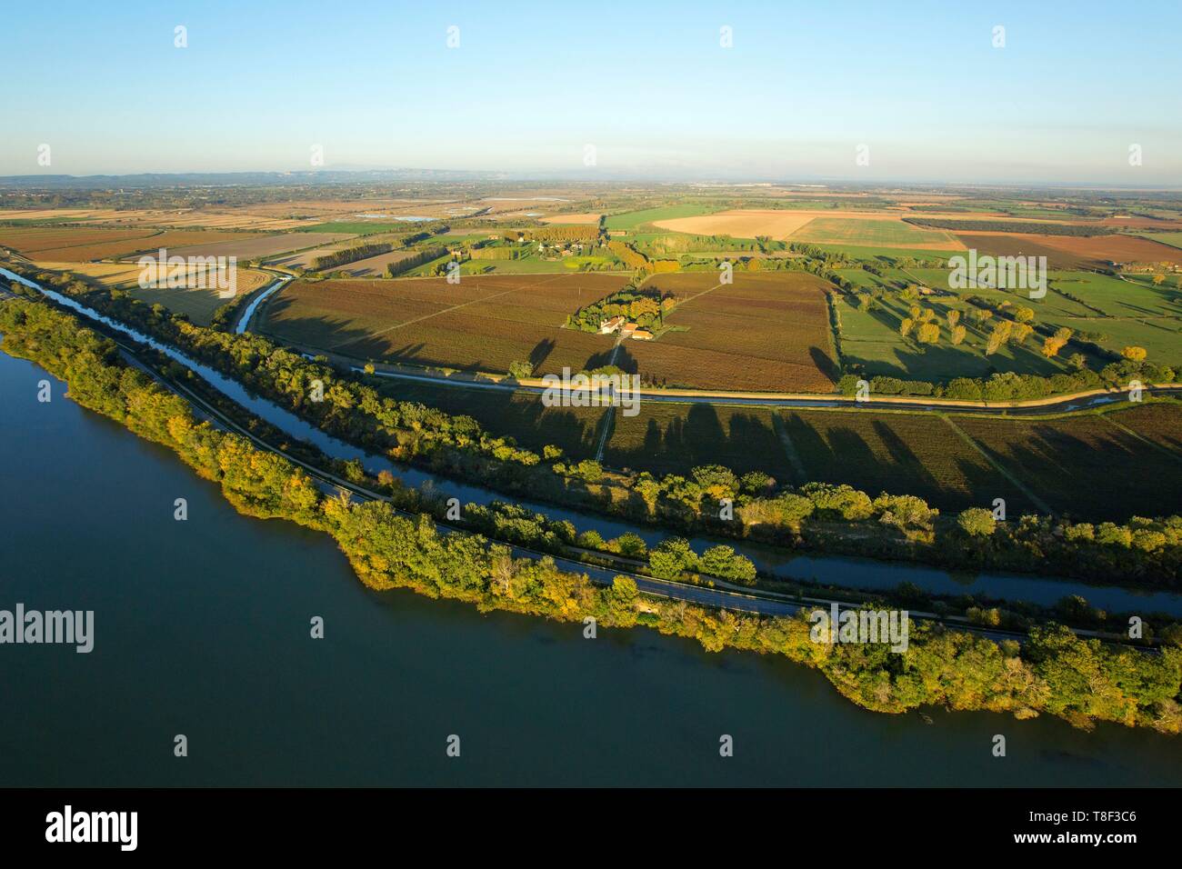 France, Bouches du Rhône, Parc Naturel Régional de Camargue, Arles, le Rhône, le canal d'Arles à Bouc et Canal du Vigueirat, près de Mas de l'Hoste (vue aérienne) Banque D'Images