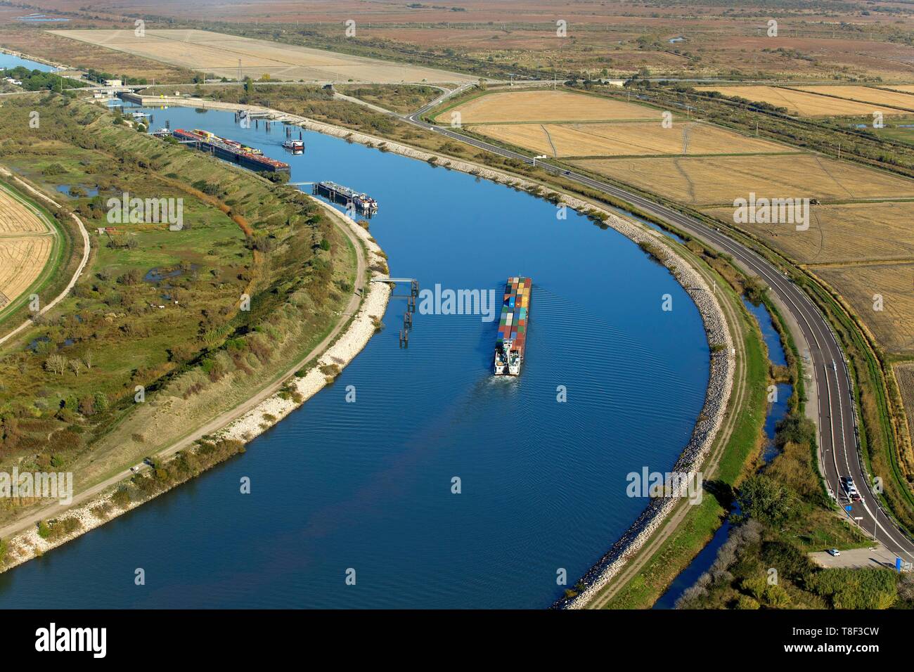 France, Bouches du Rhône, Port Saint Louis du Rhône, l'entrée d'une barge à conteneurs dans le Barcarin serrure sur le canal de navigation du Rhône au port de Fos sur Mer (vue aérienne) Banque D'Images