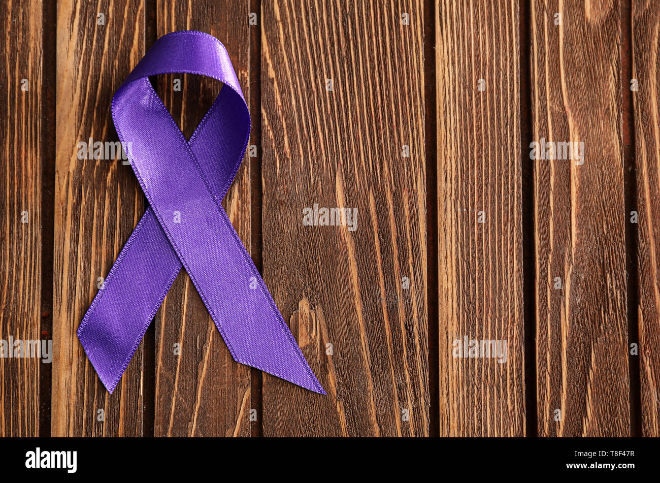 Purple violet ribbon cancer awareness hope Banque de photographies et d ...