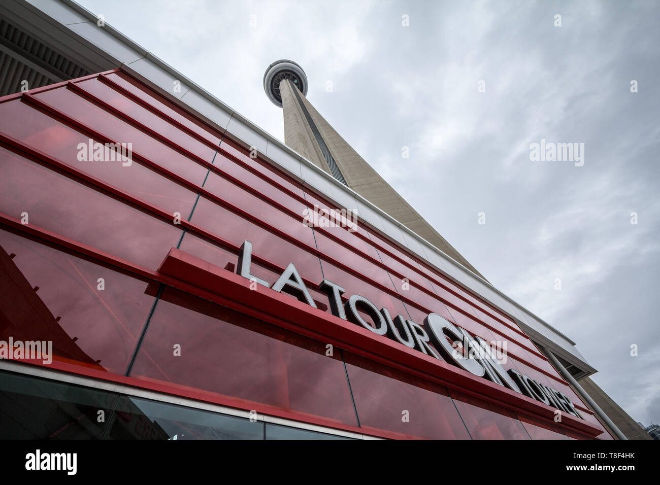 TORONTO, CANADA - 13 NOVEMBRE 2018 : Vue de la Tour Nationale du Canada (Tour CN) à partir de sa partie inférieure avec son logo emblématique et l'entrée. C'est l'un Banque D'Images