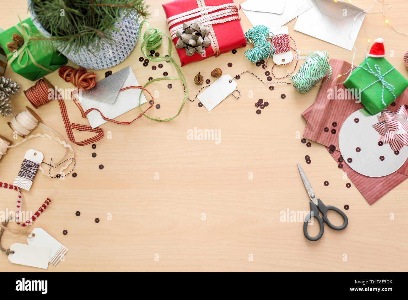 De beaux cadeaux de Noël et les matériaux d'emballage sur table lumineuse Banque D'Images