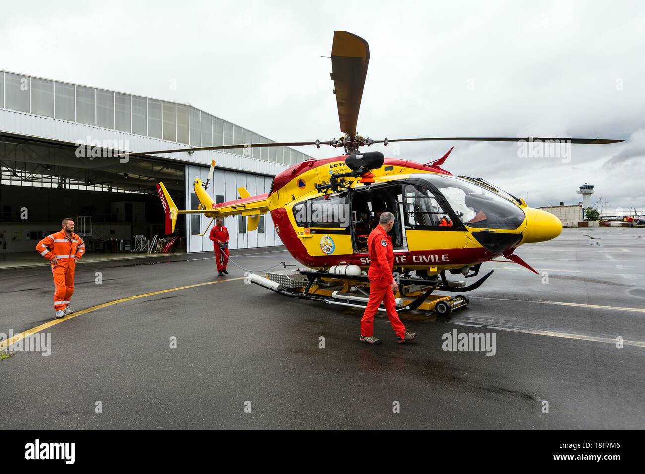 France, Gironde, Bordeaux, Dragon 33, Eurocoptere EC145 de la Sécurité  Civile hélicoptère basé à Merignac et Lacanau, responsable de Sea Rescue  Photo Stock - Alamy