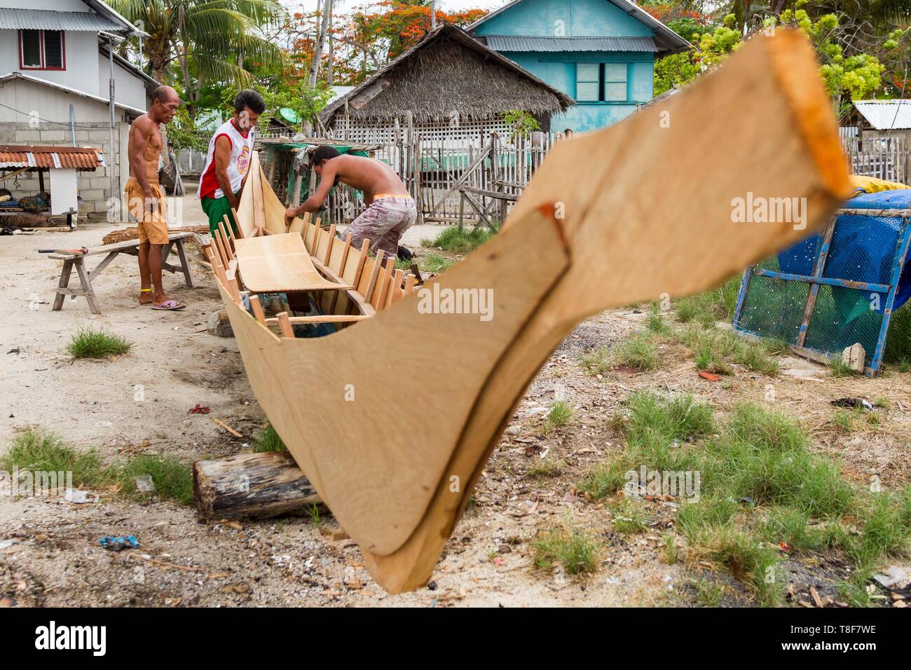 Philippines, Palawan, Roxas, Green Island, les pêcheurs faisant un bateau traditionnel en bois Banque D'Images