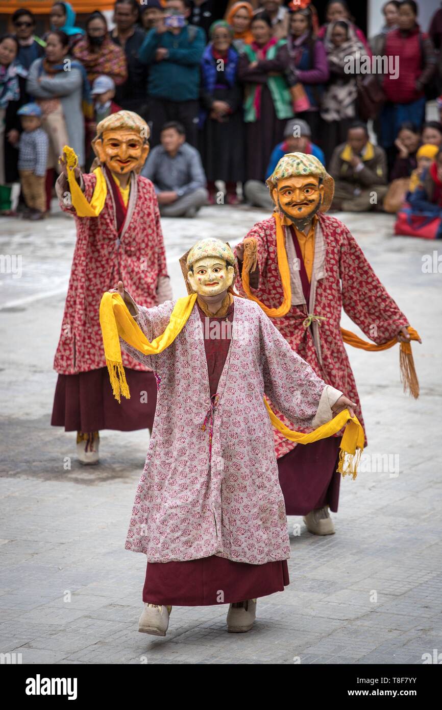 L'Inde, le Jammu-et-Cachemire, Ladakh, Himalaya, vallée de l'Indus, Leh, Ladakh, Festival Annuel Soma Gompa (temple bouddhiste) Chokhang, moines portant de grands masques en bois et des costumes colorés effectuer des danses rituelles dans la cour du temple Banque D'Images