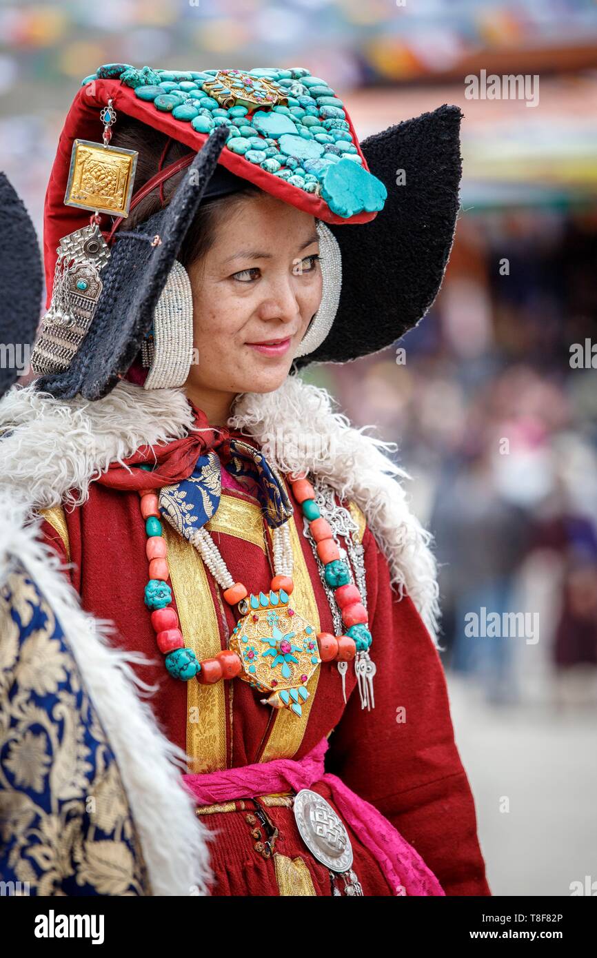 L'Inde, l'état de Jammu-et-Cachemire, Ladakh, Himalaya, vallée de l'Indus, Leh, Ladakh, Festival annuel d'une femme de la troupe la région Stok portant la coiffe traditionnelle, perak décorée avec un collier de turquoise, corail et turquoise ornée de ga'u, une petite boîte en or incrusté de turquoise qui abrite des talismans précieux Banque D'Images