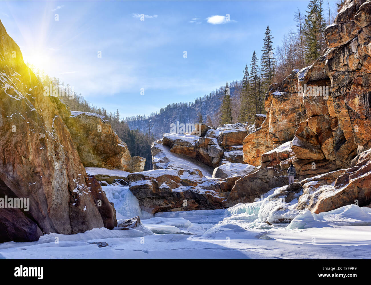 Paysage d'hiver. Sur le seuil de la rivière de montagne. Tofalaria. Irkutsk region Banque D'Images
