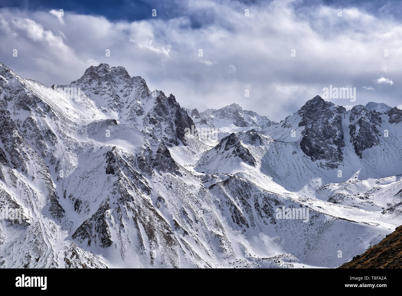Sommets de montagnes couvertes de neige de l'Est de Sayan. Avril. Munku-Sardyk massif. La Bouriatie. Russianull Banque D'Images