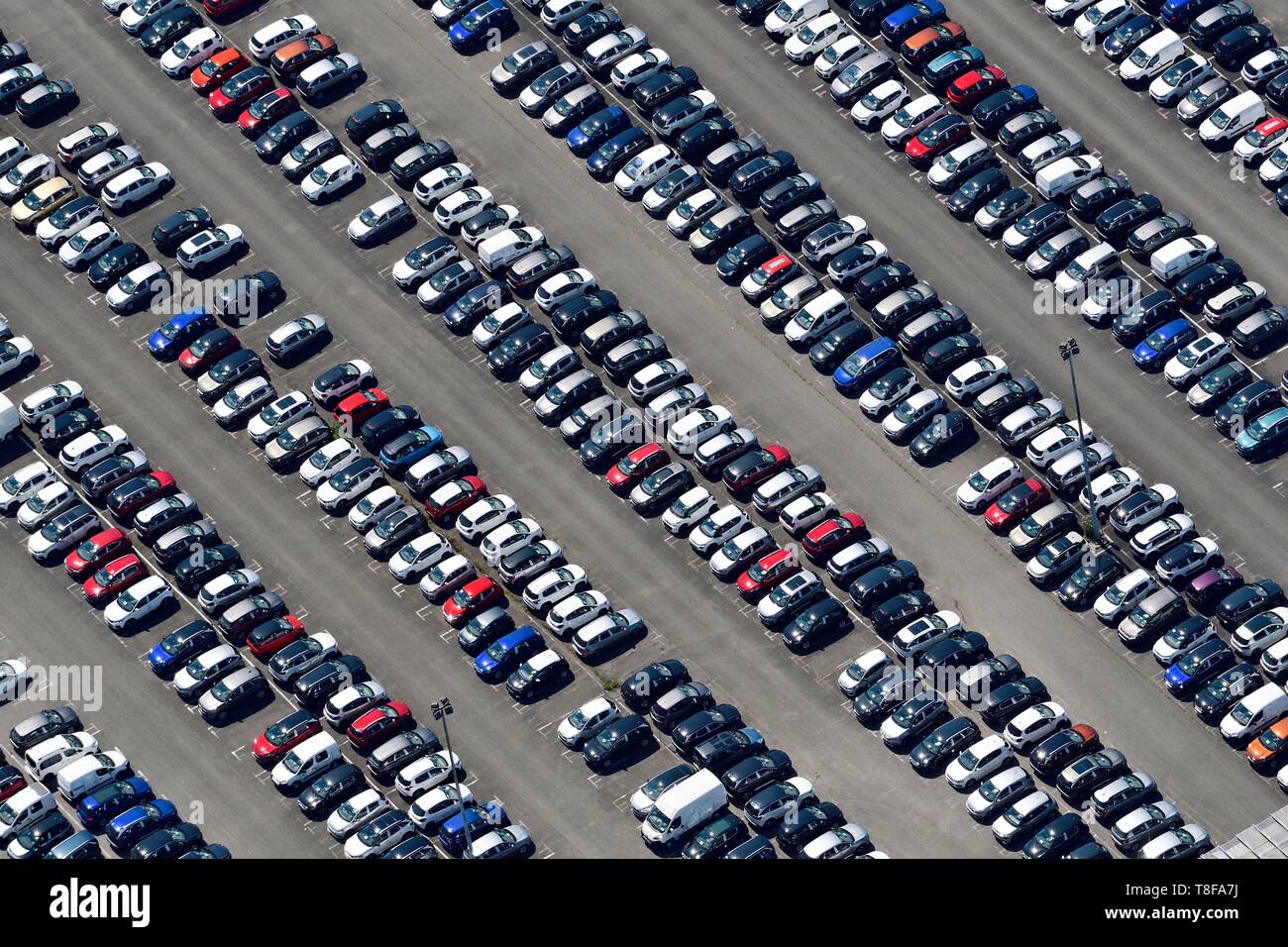 France, Doubs, Montbéliard, Peugeot, véhicules fabriqués stockées sur un  parking à la sortie de la chaîne Photo Stock - Alamy