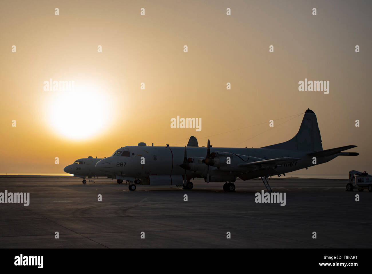 190426-N-CL765-1001 U.S. 5ÈME ZONE DES OPÉRATIONS DE LA FLOTTE (26 avril 2019) Escadron de patrouille (VP) entre 40 P-3C Orion s'asseoir sur la piste. VP-40 est déployé au 5e et 7e flotte secteurs d'opérations à l'appui des opérations navales pour assurer la stabilité et la sécurité maritime. VP-40 est le dernier escadron de service actif pour voler le P-3C Orion et après ce déploiement permettra la transition à la classe P-8 Poseidon. (U.S. Photo par marine Spécialiste de la communication de masse/Vandahlen Jakoeb 2e classe) Parution Banque D'Images