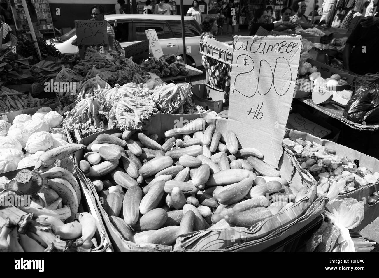 Port of Spain, Trinité-et-Tobago - le 28 novembre 2015 : Les légumes frais et les fruits mûrs des cultures agricoles affiche pour le commerce extérieur, sur le marché sur fond de paysage Banque D'Images
