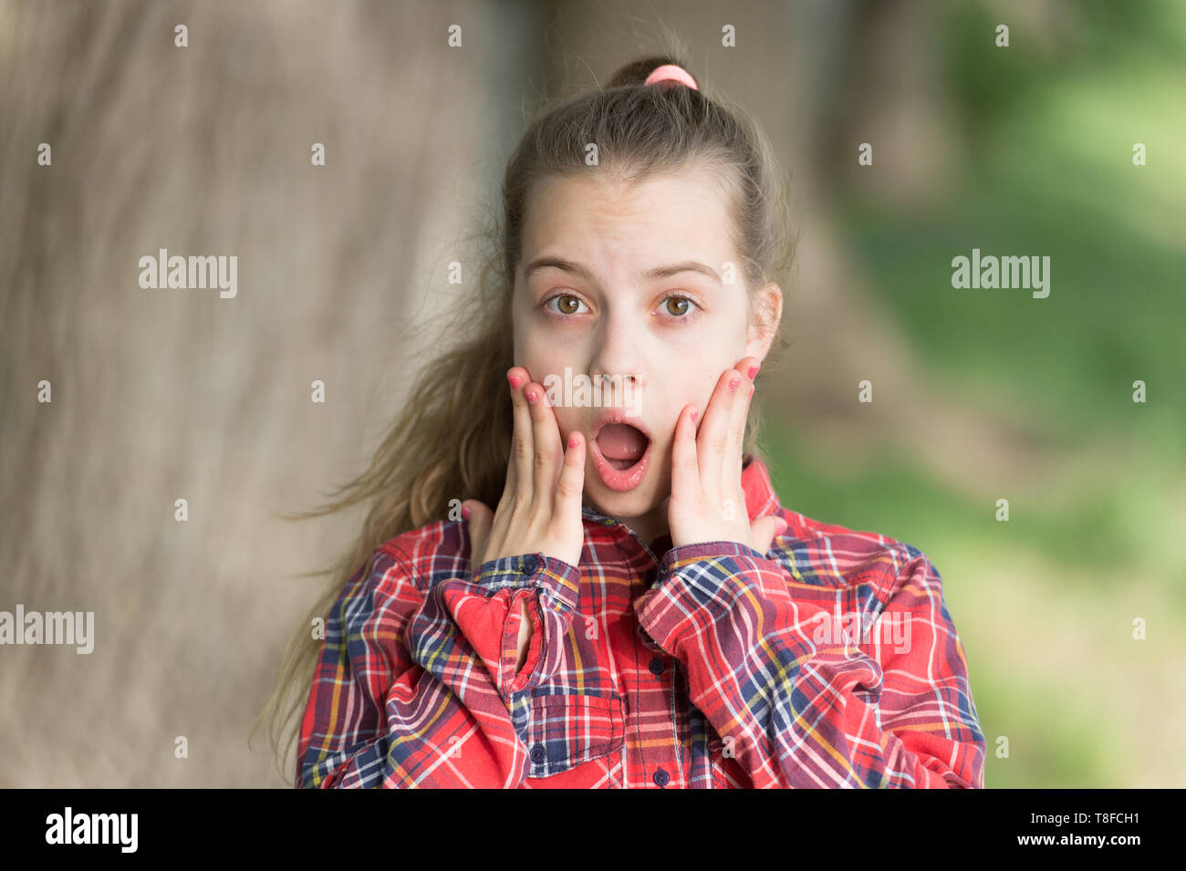 Wow nouvelles bouleversantes. Les cheveux longs pour enfants la marche à pied. Vacances d'été. Petit enfant profiter à pied. Surprise lui convient. Enfants International 24. Surprenant tout le chemin. Concept de surprise. Fille enfant insouciante. Banque D'Images