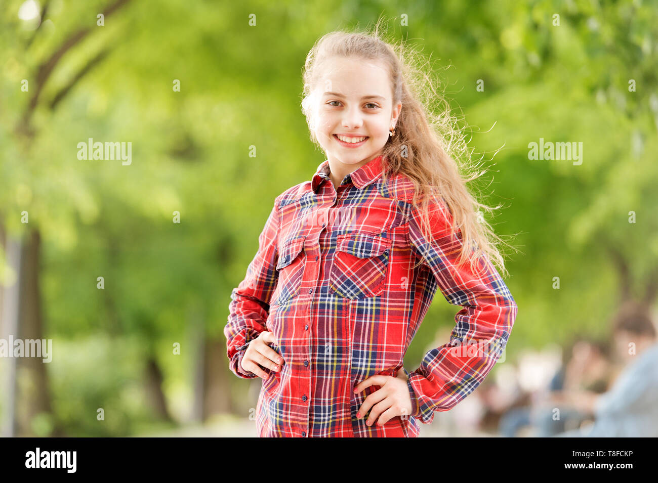 Coiffures coupe-vent. Peu de fille cute child profitez à pied sur la nature de fond jour venteux. Coiffures à porter les jours de vent. Sentiment intime et confortable sur jour de vent. Traiter les cheveux longs sur jour de vent. Banque D'Images