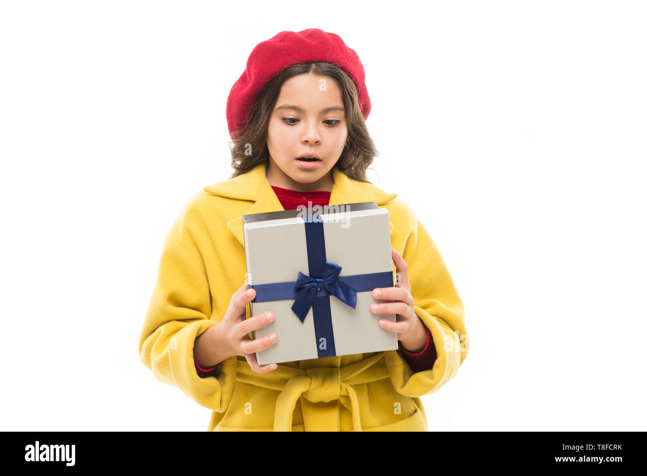 Ce qui se cache sous l'emballage. petite fille parisienne. plaisir