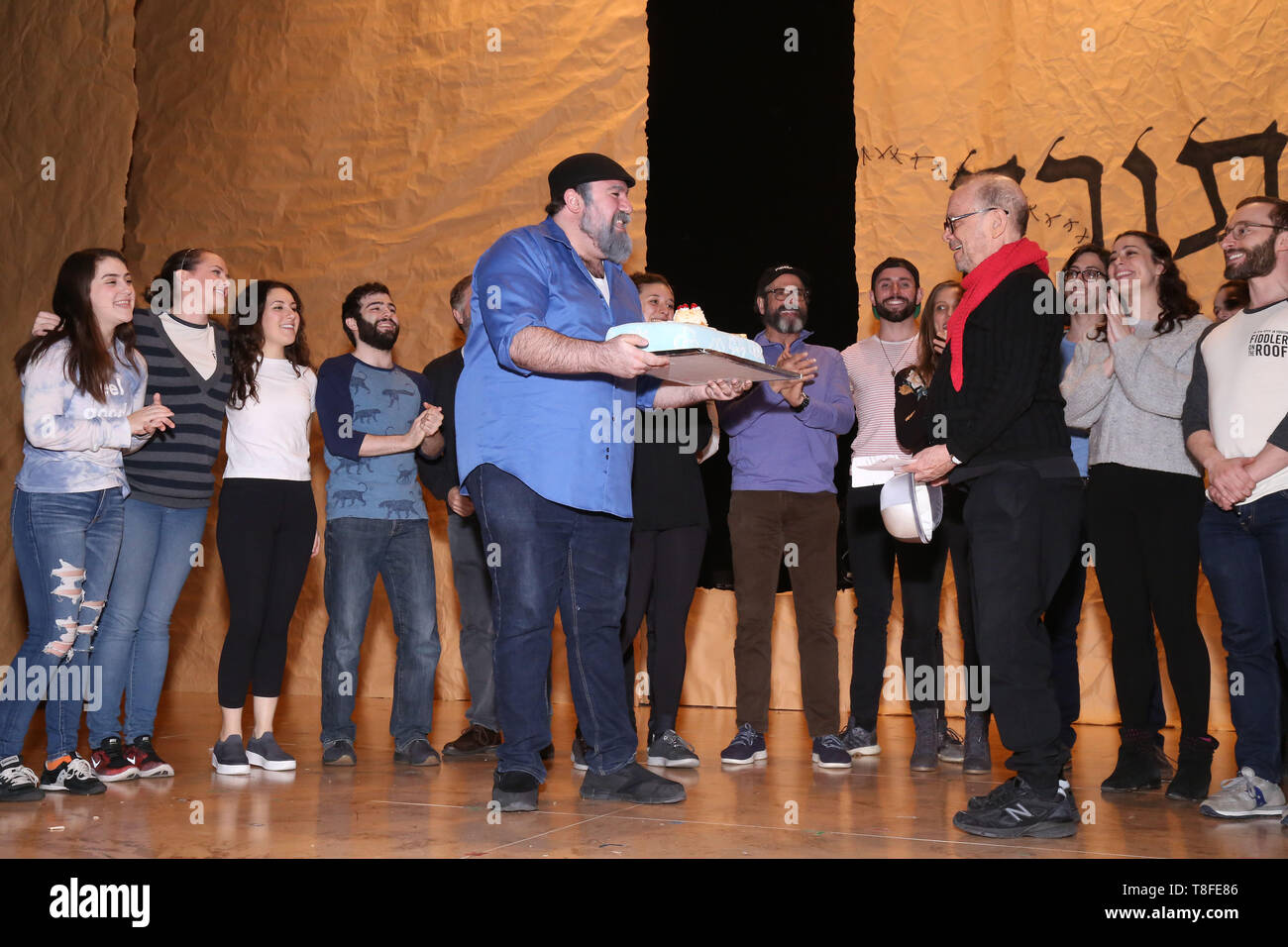 La distribution d'un violon sur le toit en yiddish célèbre son 87e anniversaire du directeur, Oscar et Tony gagnant Joel Gray au stade 42 Théâtre. Avec : Adam B. Shapiro, Joel Grey, Cast Où : New York, New York, United States Quand : 11 Avr 2019 Crédit : Joseph Marzullo/WENN.com Banque D'Images