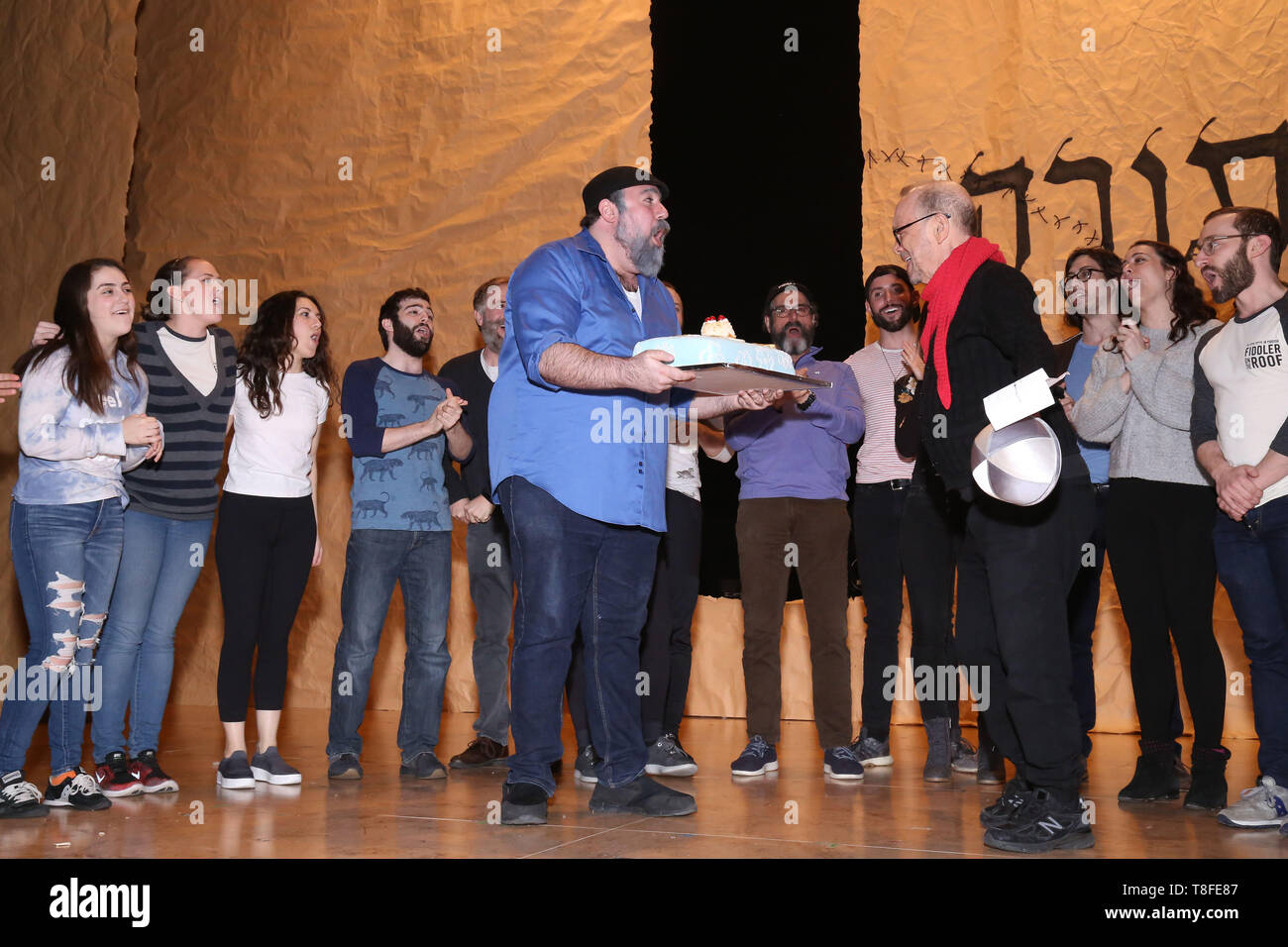 La distribution d'un violon sur le toit en yiddish célèbre son 87e anniversaire du directeur, Oscar et Tony gagnant Joel Gray au stade 42 Théâtre. Avec : Adam B. Shapiro, Joel Grey, Cast Où : New York, New York, United States Quand : 11 Avr 2019 Crédit : Joseph Marzullo/WENN.com Banque D'Images