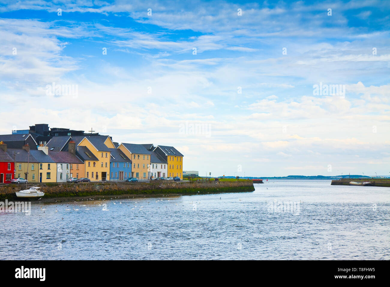 Paysage côtier irlandais avec les couleurs typiques maisons de pêcheurs avec des toits en pente (Galway - Irlande) Banque D'Images