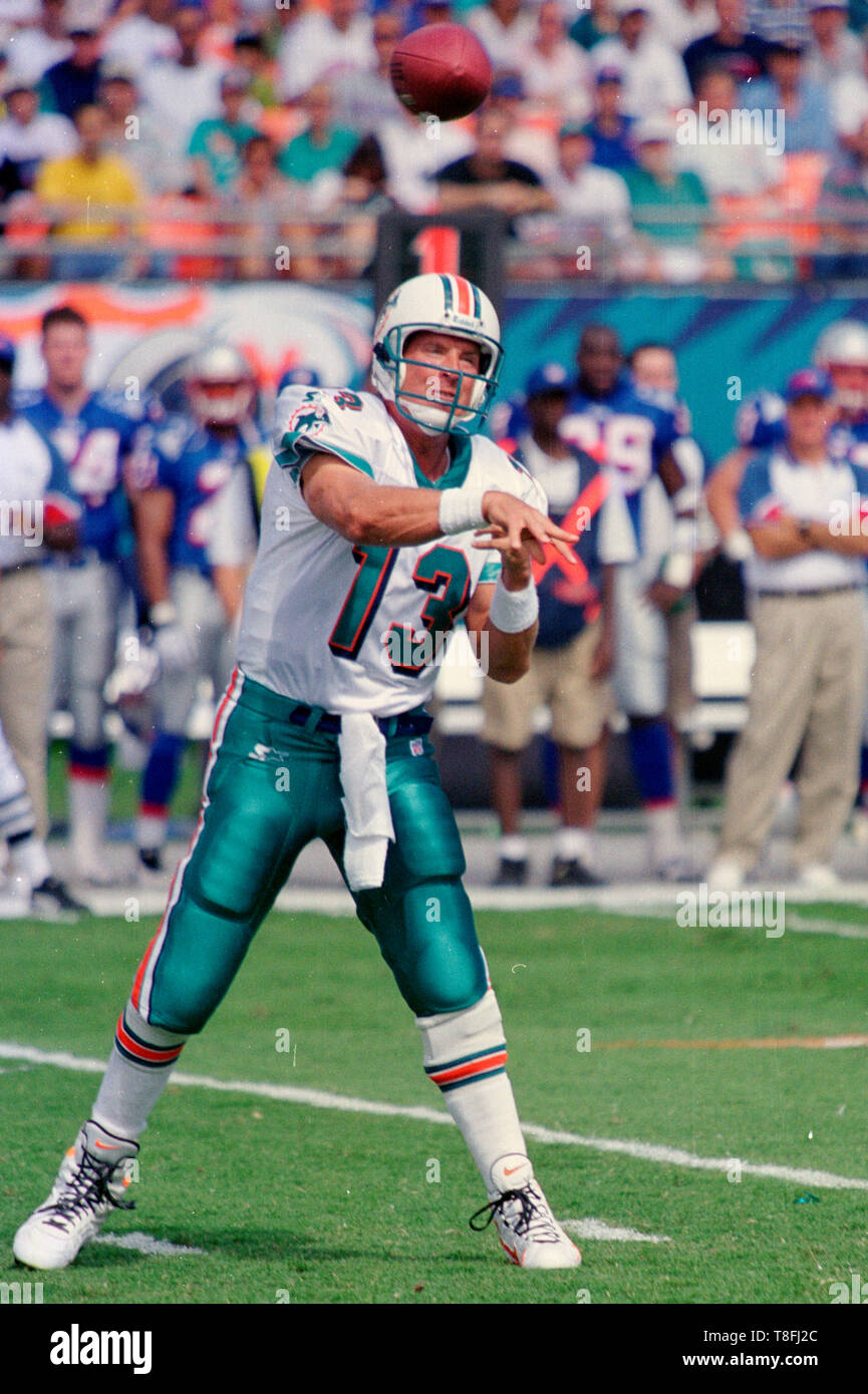 Le quart des Dolphins de Miami Dan Marino en action au Joe Robbie Stadium de Miami à la fin des années 1990. Banque D'Images